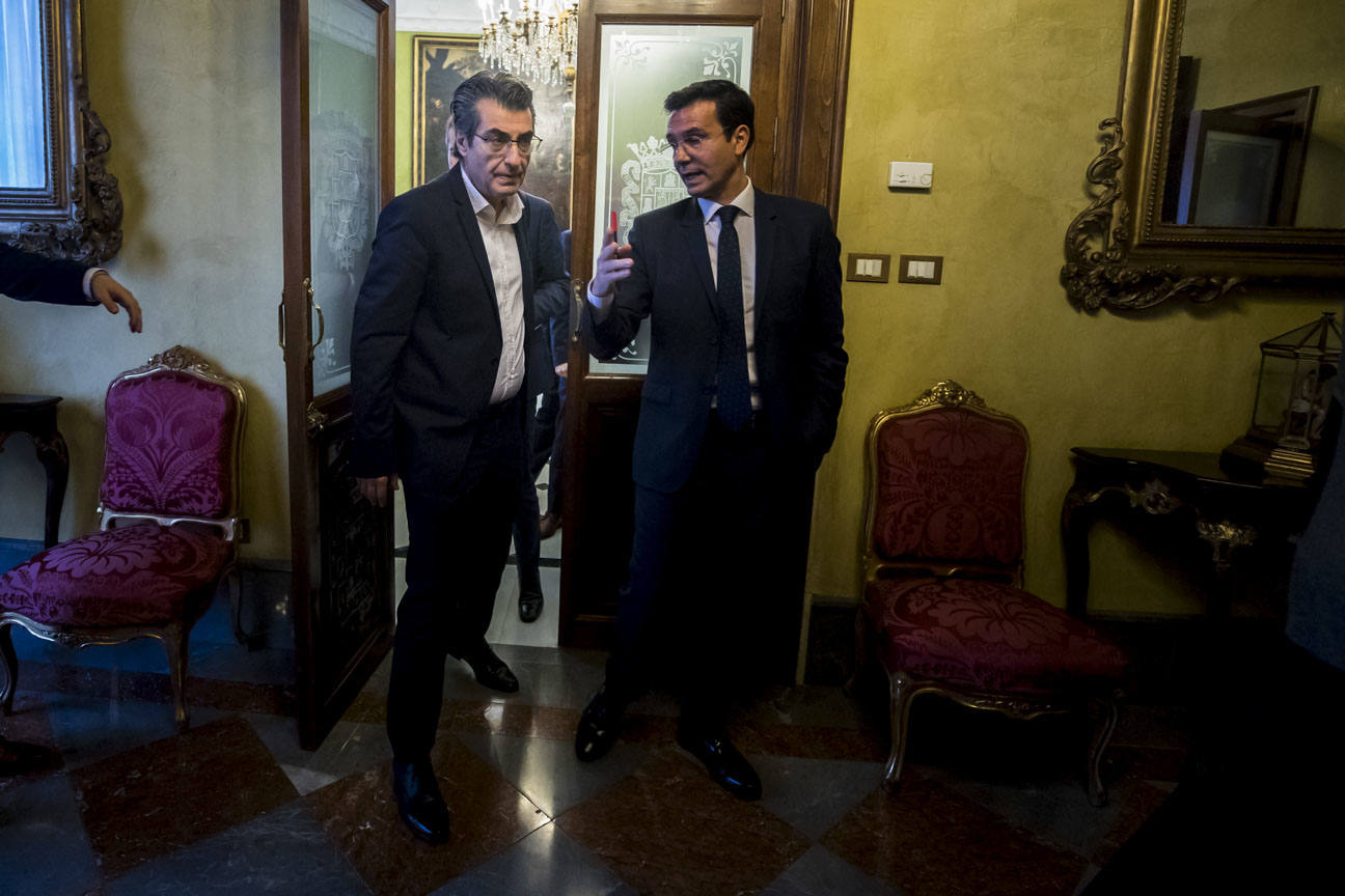 El mandatario popular ha anunciado su salida de la dirección del partido a nivel provincial en el pleno ordinario del Ayuntamiento de Granada 