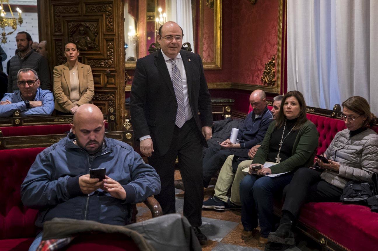 El mandatario popular ha anunciado su salida de la dirección del partido a nivel provincial en el pleno ordinario del Ayuntamiento de Granada 