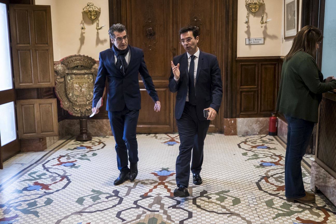 El mandatario popular ha anunciado su salida de la dirección del partido a nivel provincial en el pleno ordinario del Ayuntamiento de Granada 