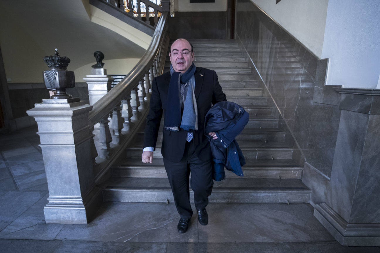 El mandatario popular ha anunciado su salida de la dirección del partido a nivel provincial en el pleno ordinario del Ayuntamiento de Granada 