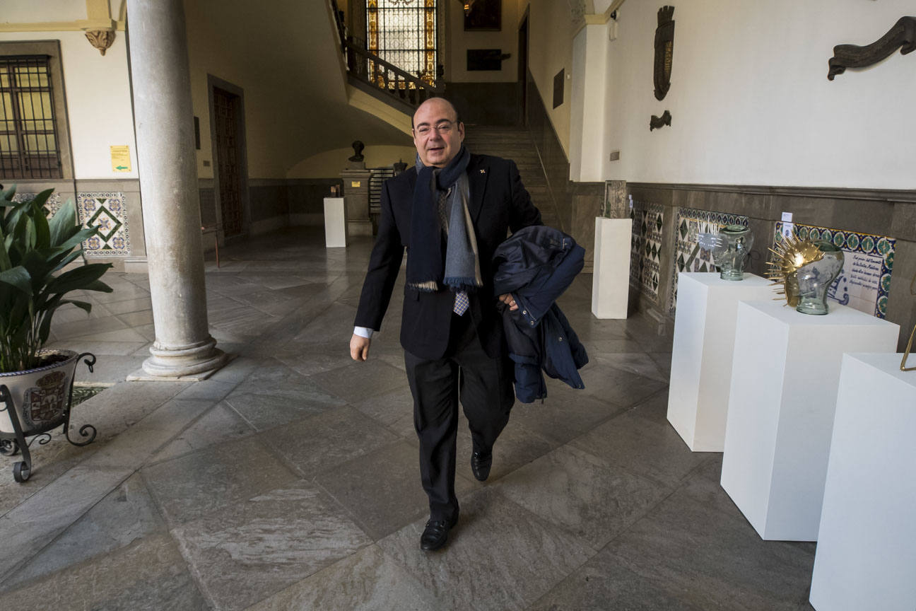 El mandatario popular ha anunciado su salida de la dirección del partido a nivel provincial en el pleno ordinario del Ayuntamiento de Granada 