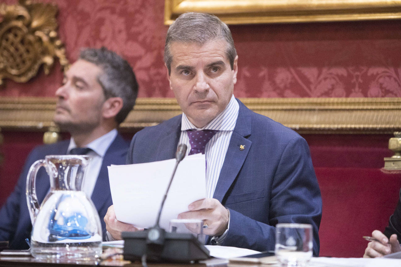 El mandatario popular ha anunciado su salida de la dirección del partido a nivel provincial en el pleno ordinario del Ayuntamiento de Granada 