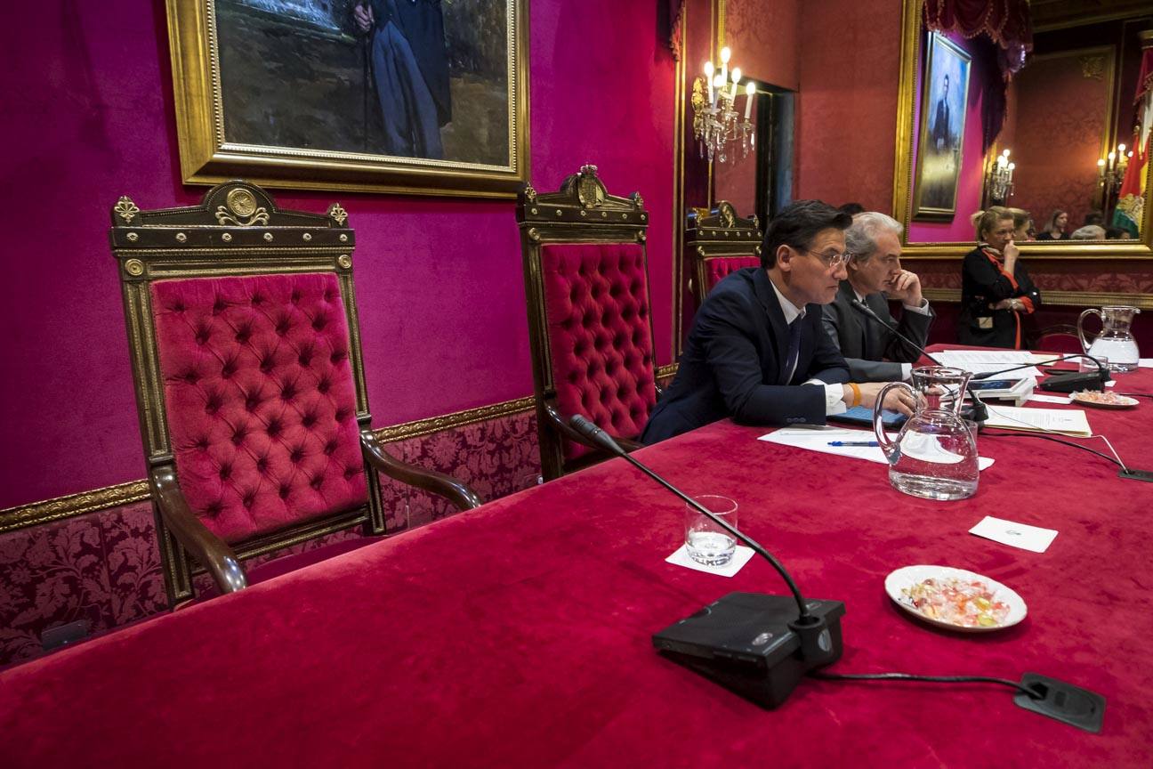 El mandatario popular ha anunciado su salida de la dirección del partido a nivel provincial en el pleno ordinario del Ayuntamiento de Granada 