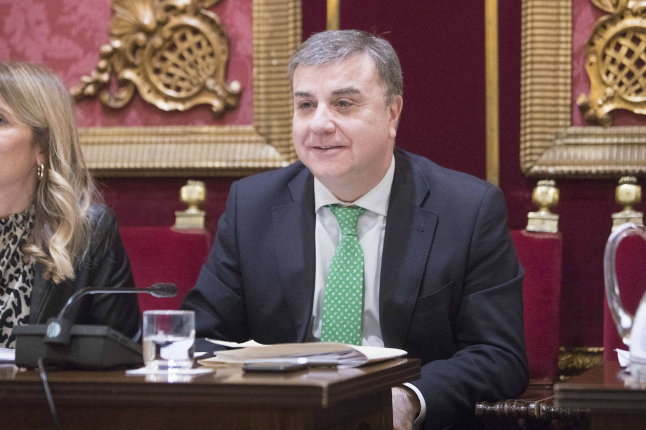 El mandatario popular ha anunciado su salida de la dirección del partido a nivel provincial en el pleno ordinario del Ayuntamiento de Granada 