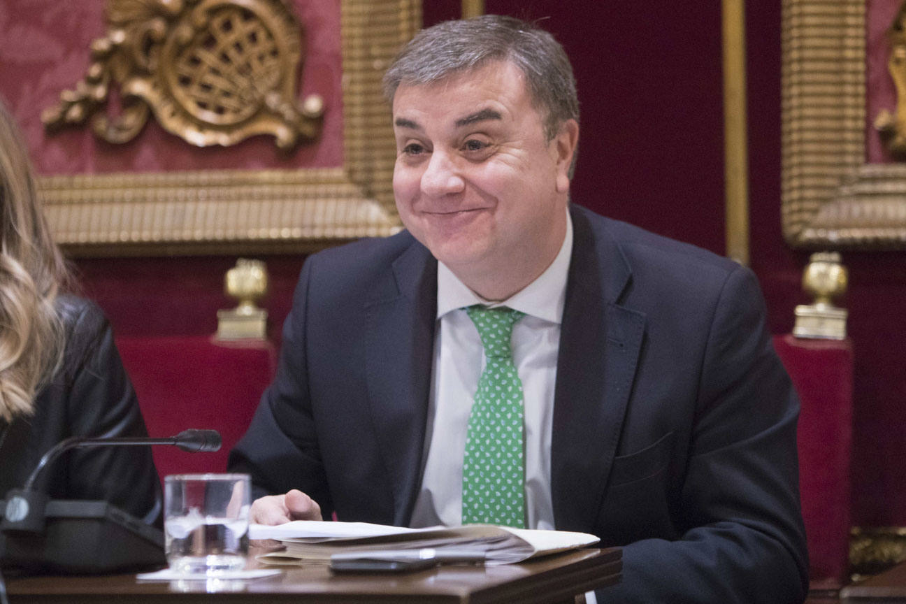 El mandatario popular ha anunciado su salida de la dirección del partido a nivel provincial en el pleno ordinario del Ayuntamiento de Granada 