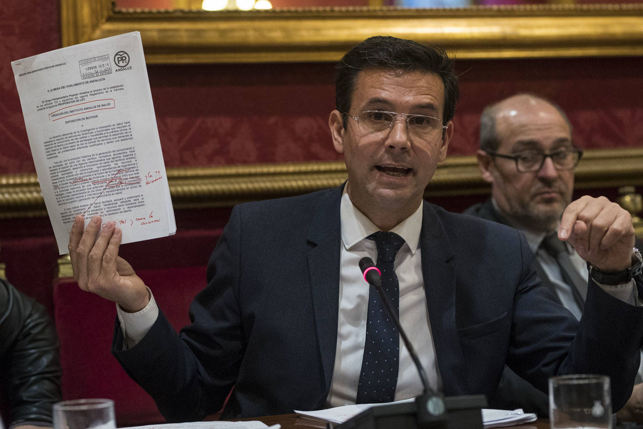 El mandatario popular ha anunciado su salida de la dirección del partido a nivel provincial en el pleno ordinario del Ayuntamiento de Granada 