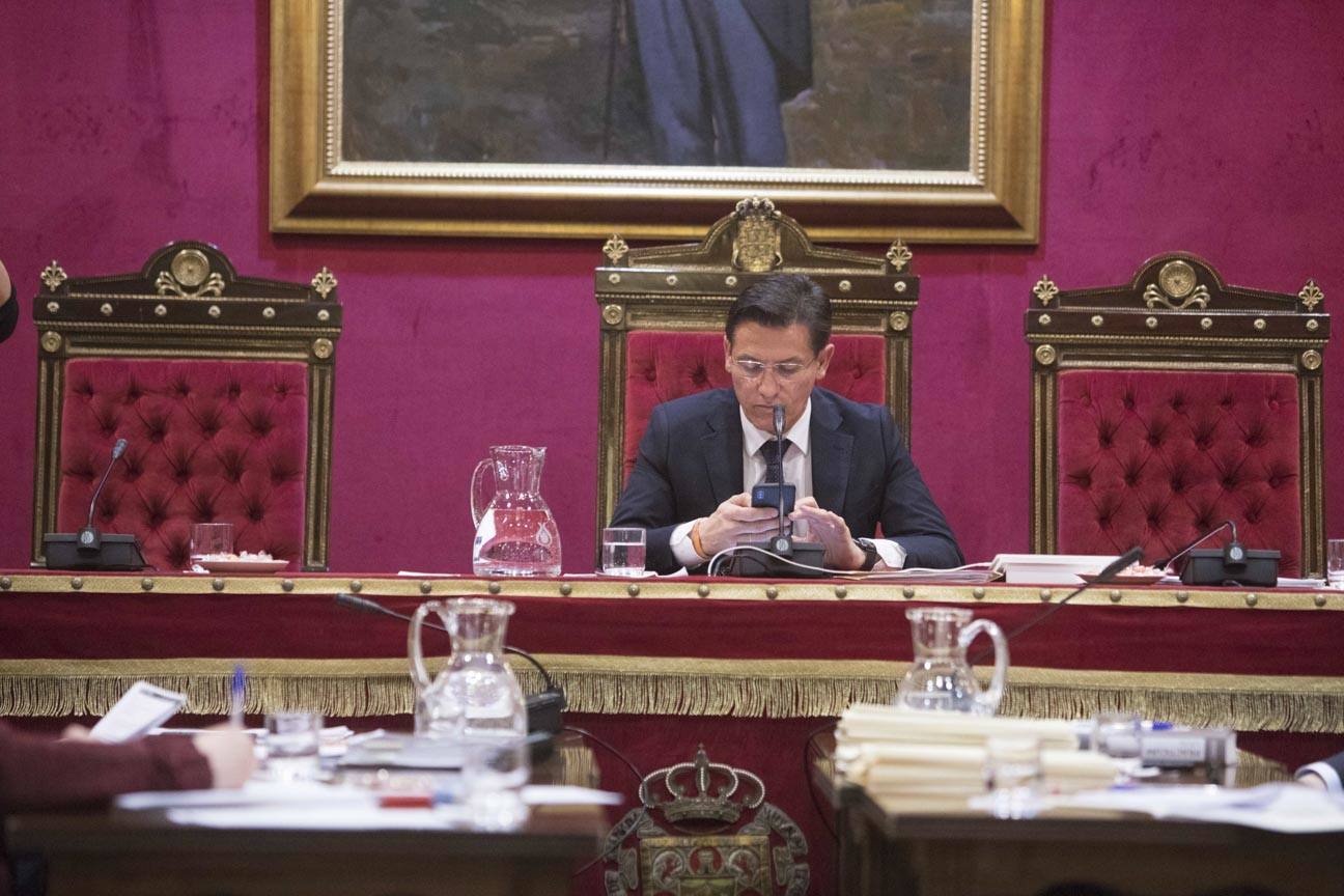 El mandatario popular ha anunciado su salida de la dirección del partido a nivel provincial en el pleno ordinario del Ayuntamiento de Granada 