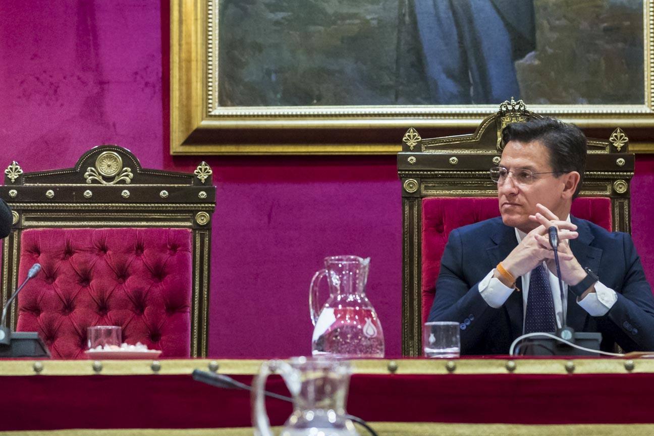 El mandatario popular ha anunciado su salida de la dirección del partido a nivel provincial en el pleno ordinario del Ayuntamiento de Granada 