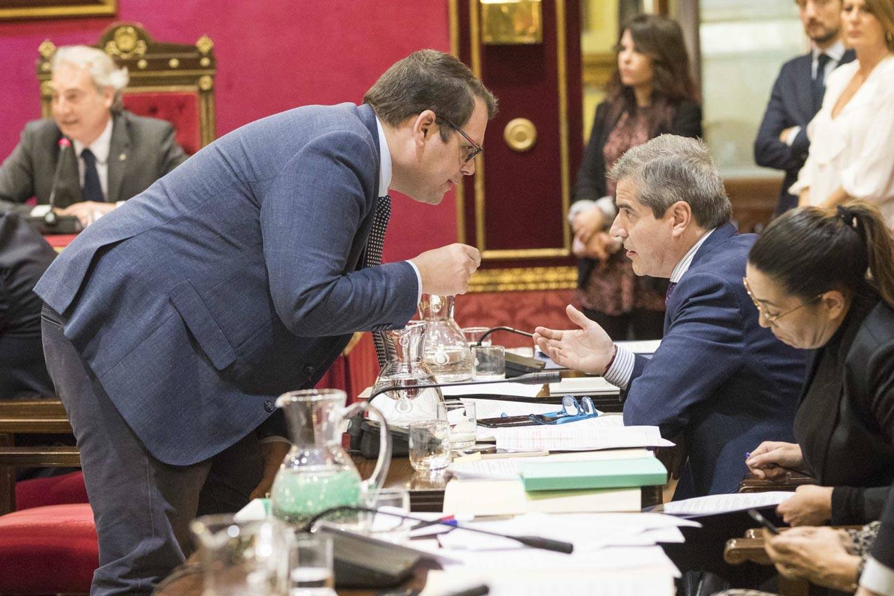 El mandatario popular ha anunciado su salida de la dirección del partido a nivel provincial en el pleno ordinario del Ayuntamiento de Granada 