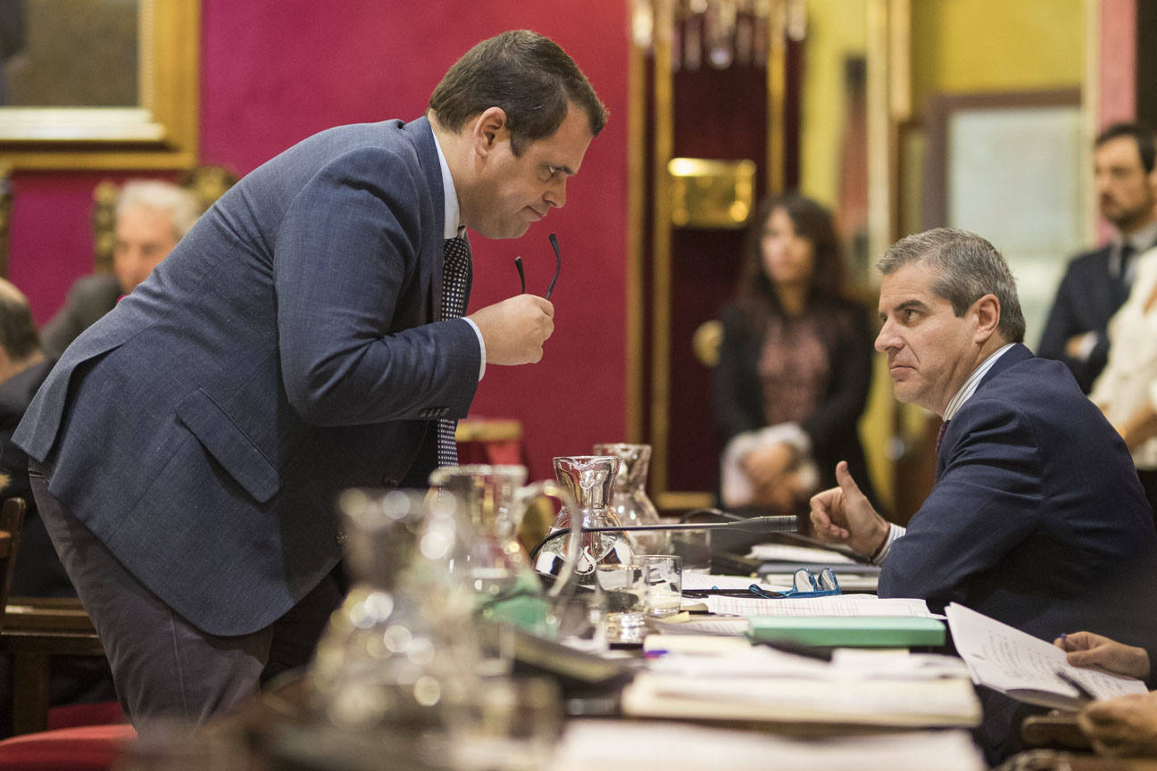 El mandatario popular ha anunciado su salida de la dirección del partido a nivel provincial en el pleno ordinario del Ayuntamiento de Granada 