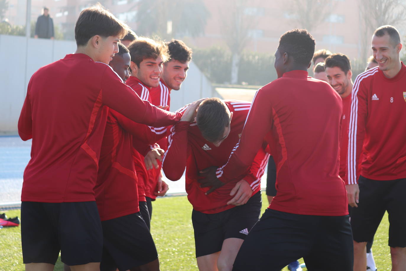 Iván Barbero, recibido por sus compañeros de plantilla, se estrena mañana. 