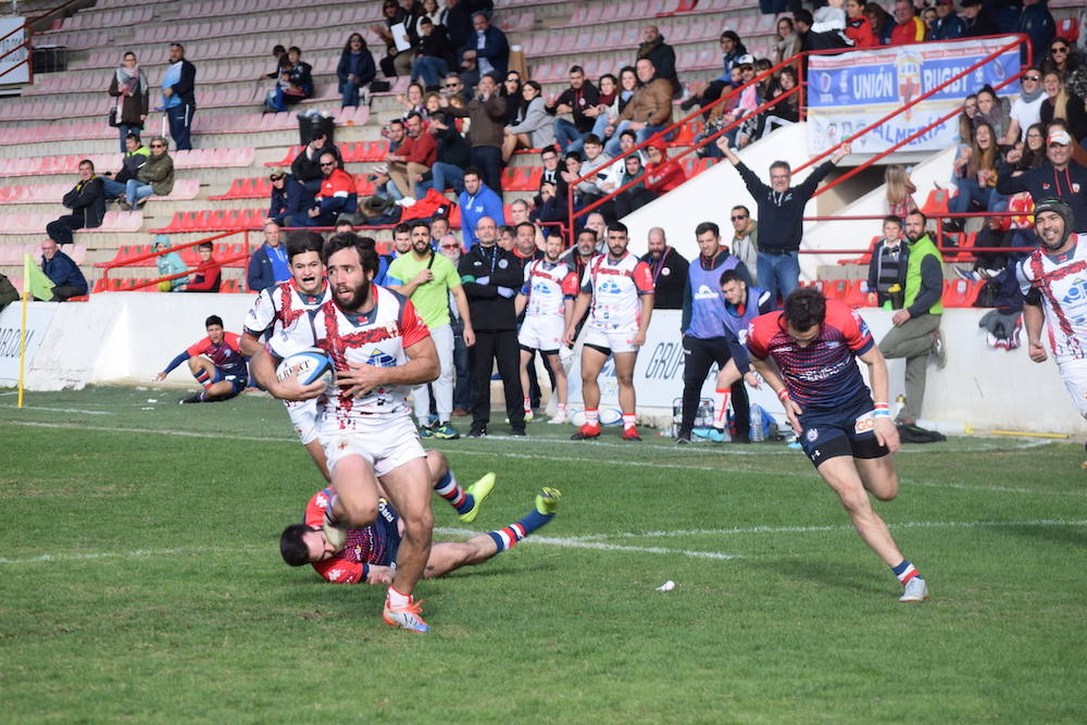 Gonzalo Pérez se 'fuga' para conseguir uno de sus ensayos frente a Liceo Francés, último choque jugado en casa. 