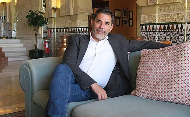 El escritor Víctor del Árbol, fotografiado en el Hotel Alhambra Palace.