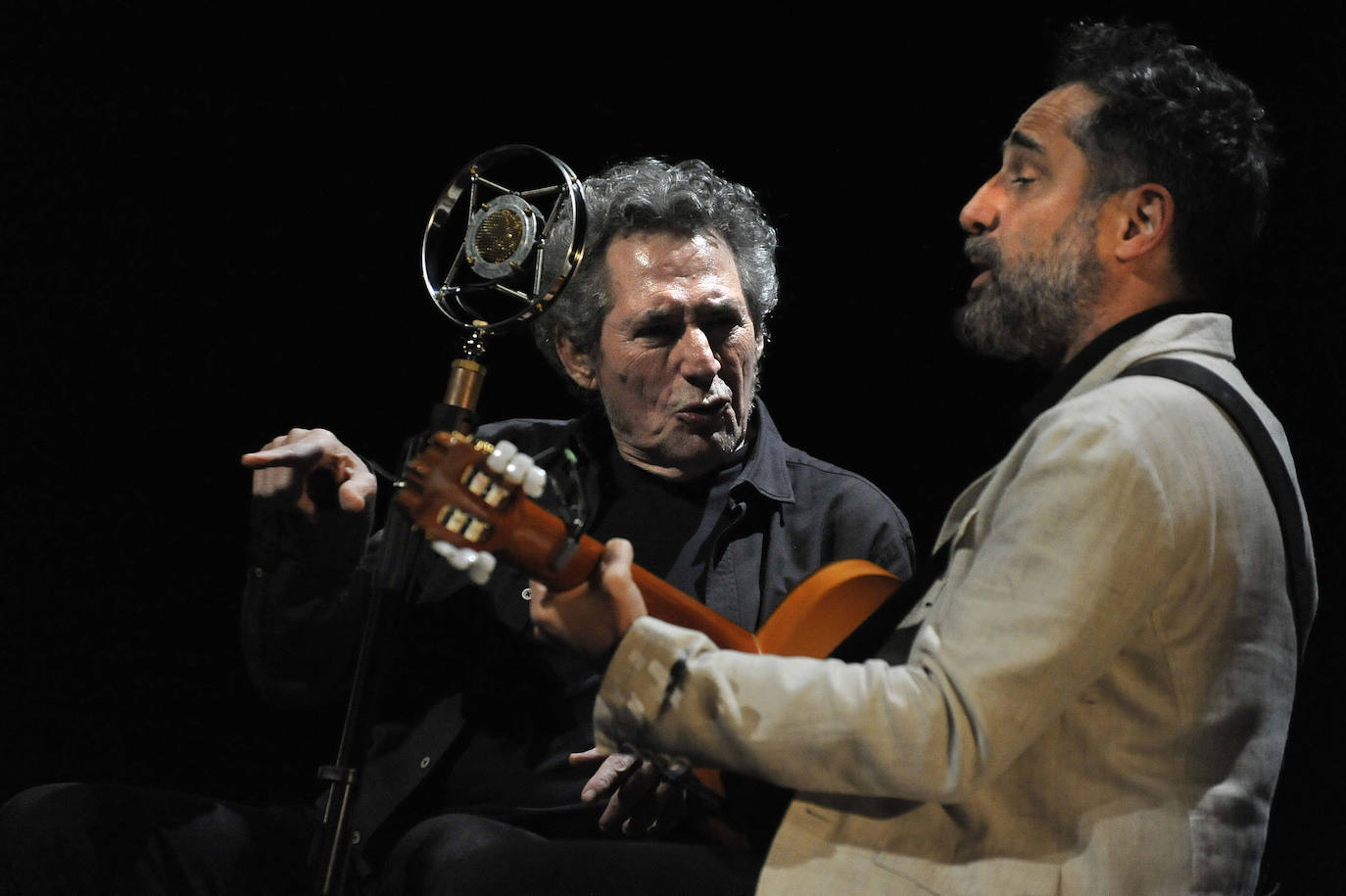 Miguel Ríos junto a Jorge Drexler en el escenario del Palacio de Congresos.