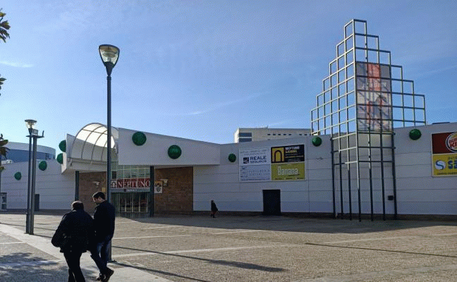 Estado actual y proyección del aspecto que tendrá el centro comercial cuando culmine la reforma.