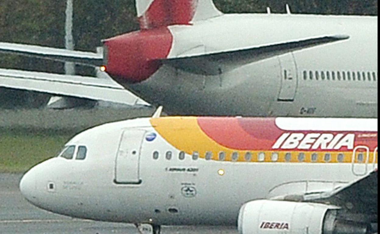 Un avión de Iberia y otro de British Airways en el aeropuerto de Heathrow (Londres).
