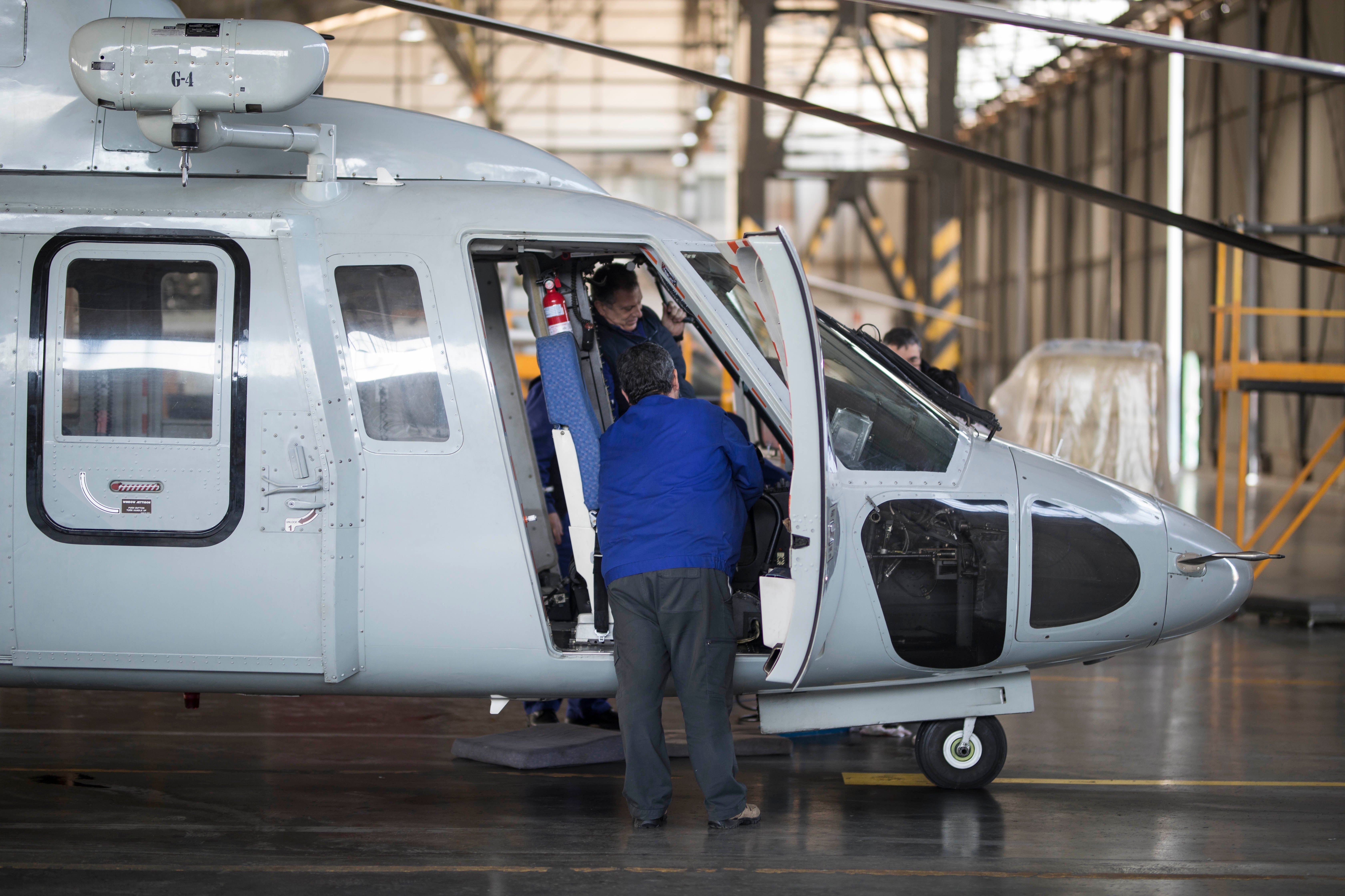 Es crucial volar continuamente para estar preparados ante cualquier contingencia. Dentro, el piloto comprueba que todo los parámetros se cumplan a rajatabla