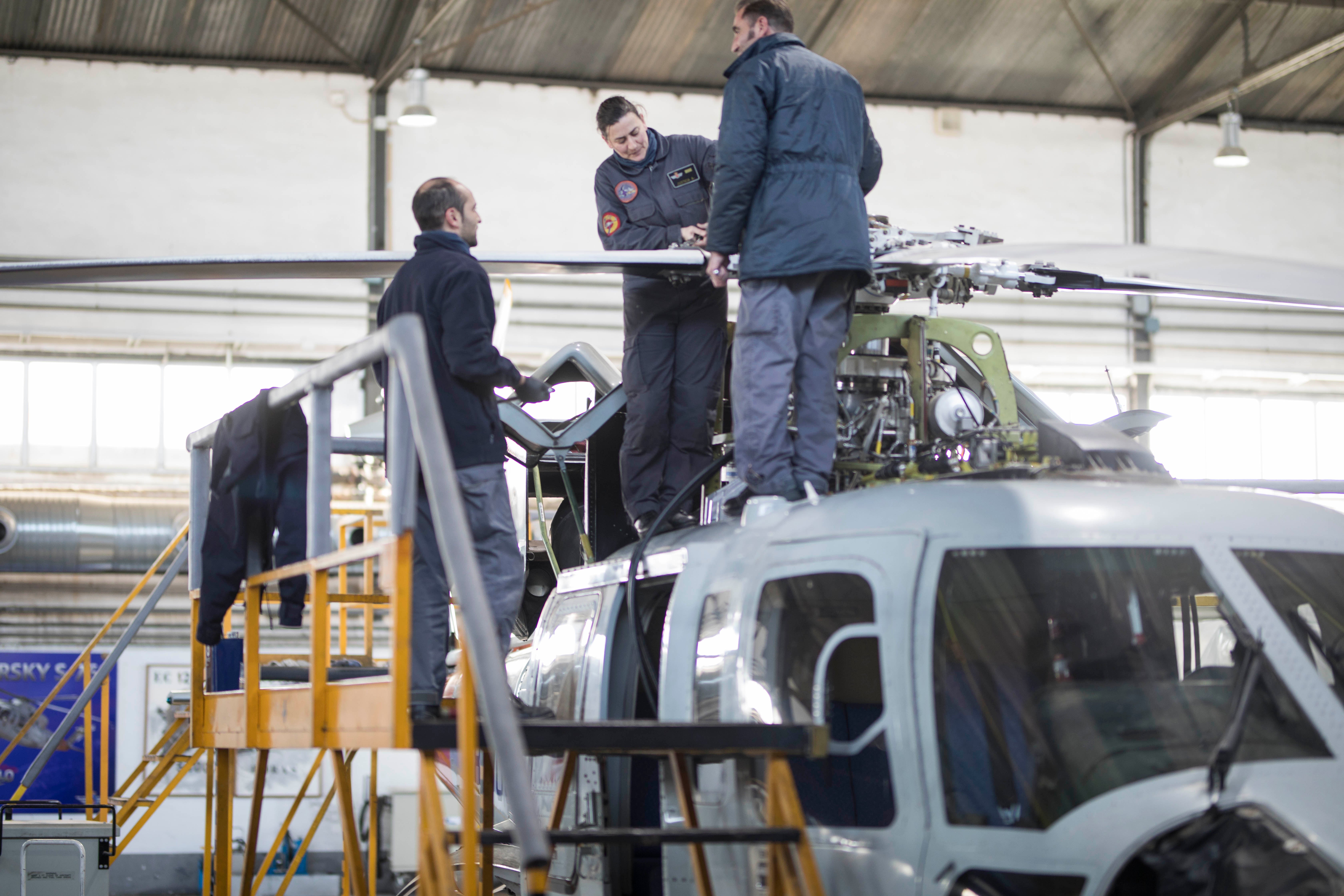 Es crucial volar continuamente para estar preparados ante cualquier contingencia. Dentro, el piloto comprueba que todo los parámetros se cumplan a rajatabla