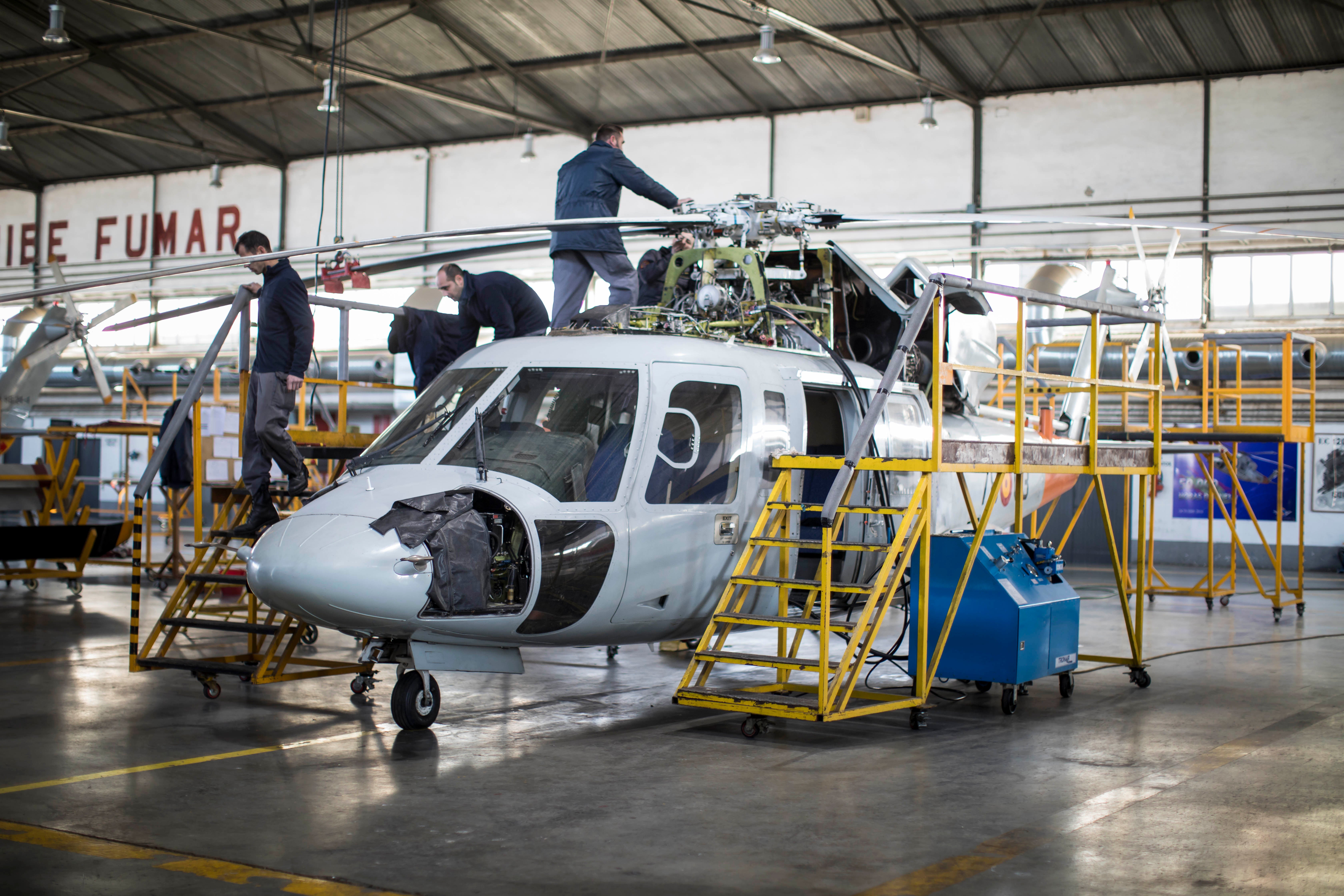 Es crucial volar continuamente para estar preparados ante cualquier contingencia. Dentro, el piloto comprueba que todo los parámetros se cumplan a rajatabla