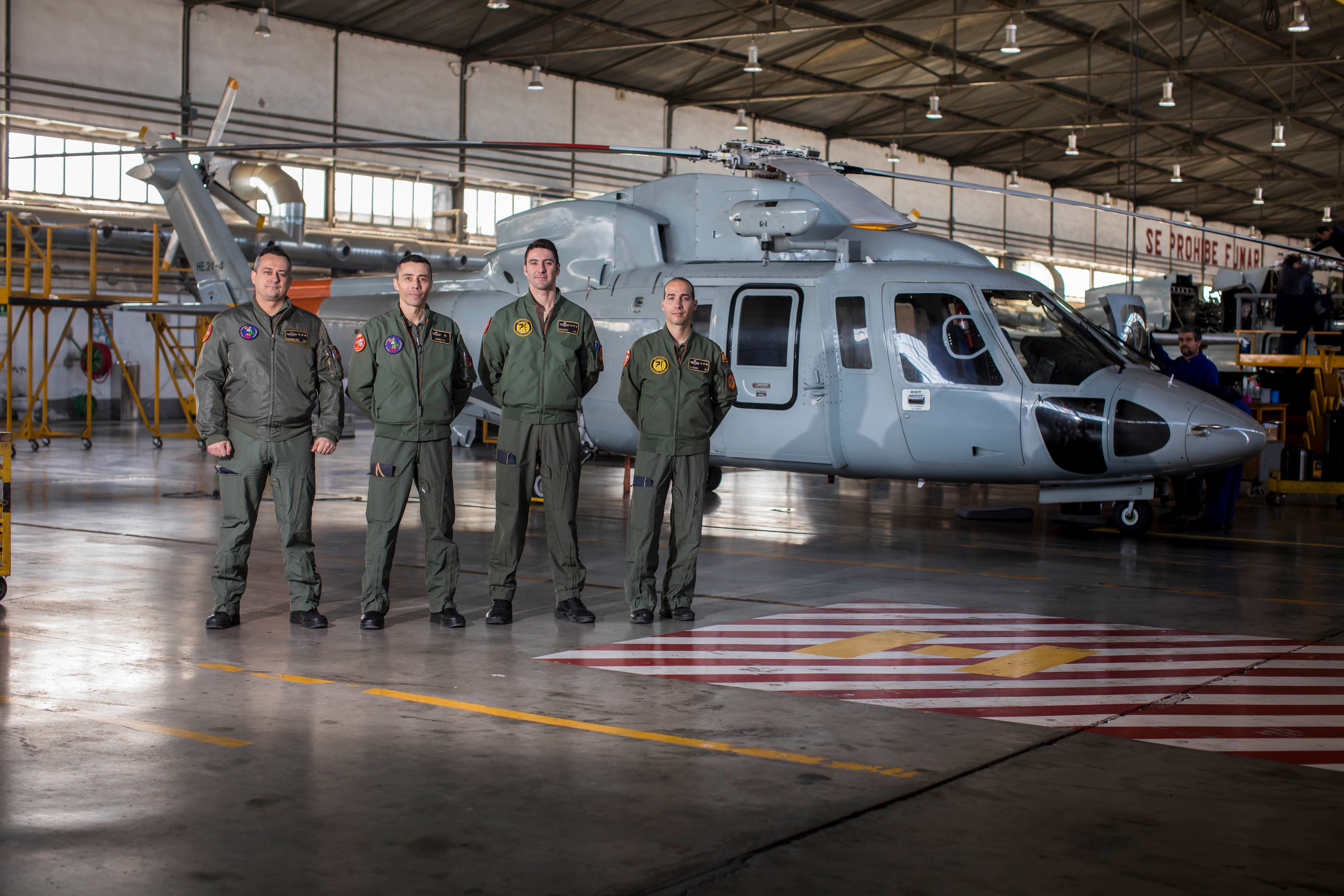 Es crucial volar continuamente para estar preparados ante cualquier contingencia. Dentro, el piloto comprueba que todo los parámetros se cumplan a rajatabla