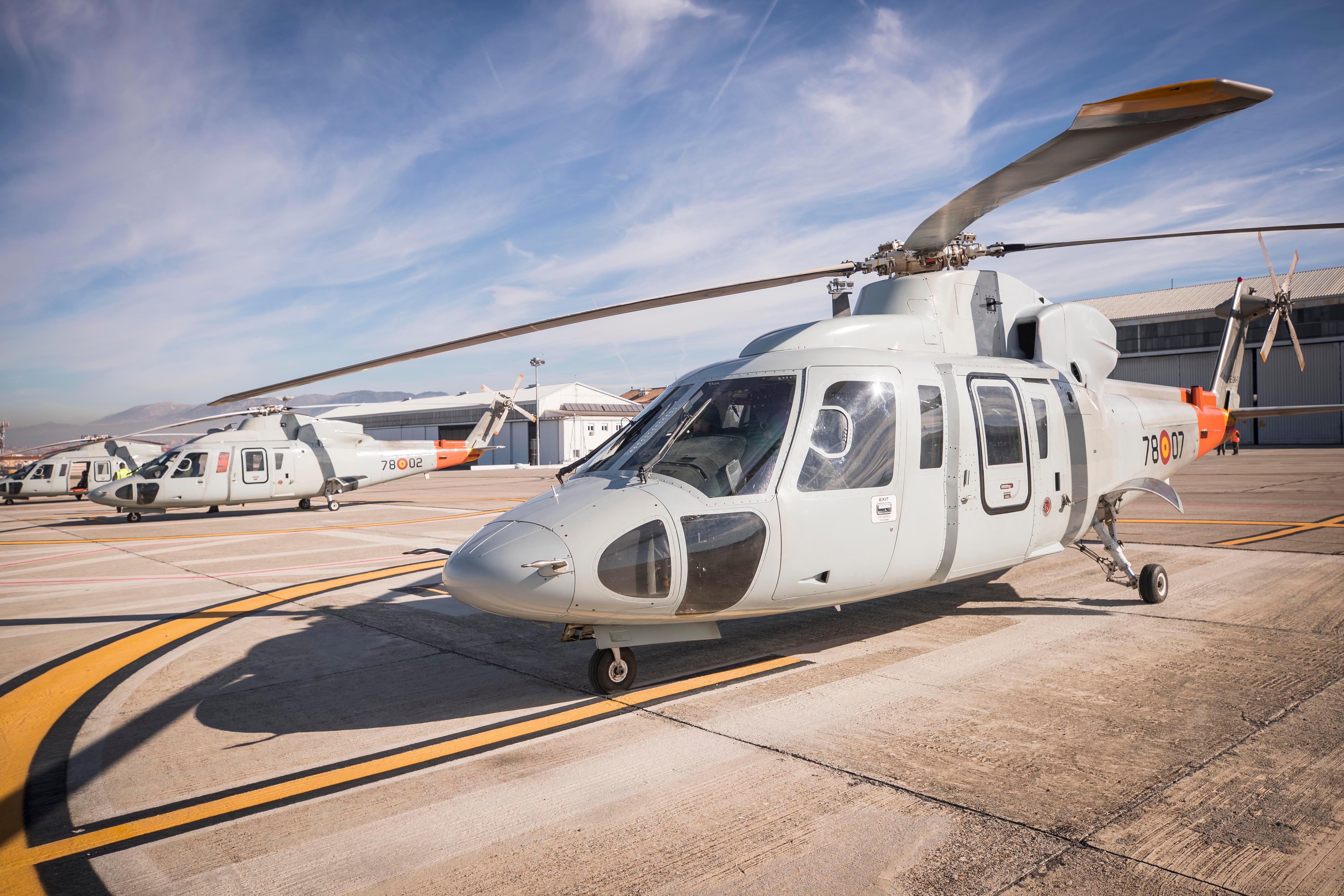 Es crucial volar continuamente para estar preparados ante cualquier contingencia. Dentro, el piloto comprueba que todo los parámetros se cumplan a rajatabla