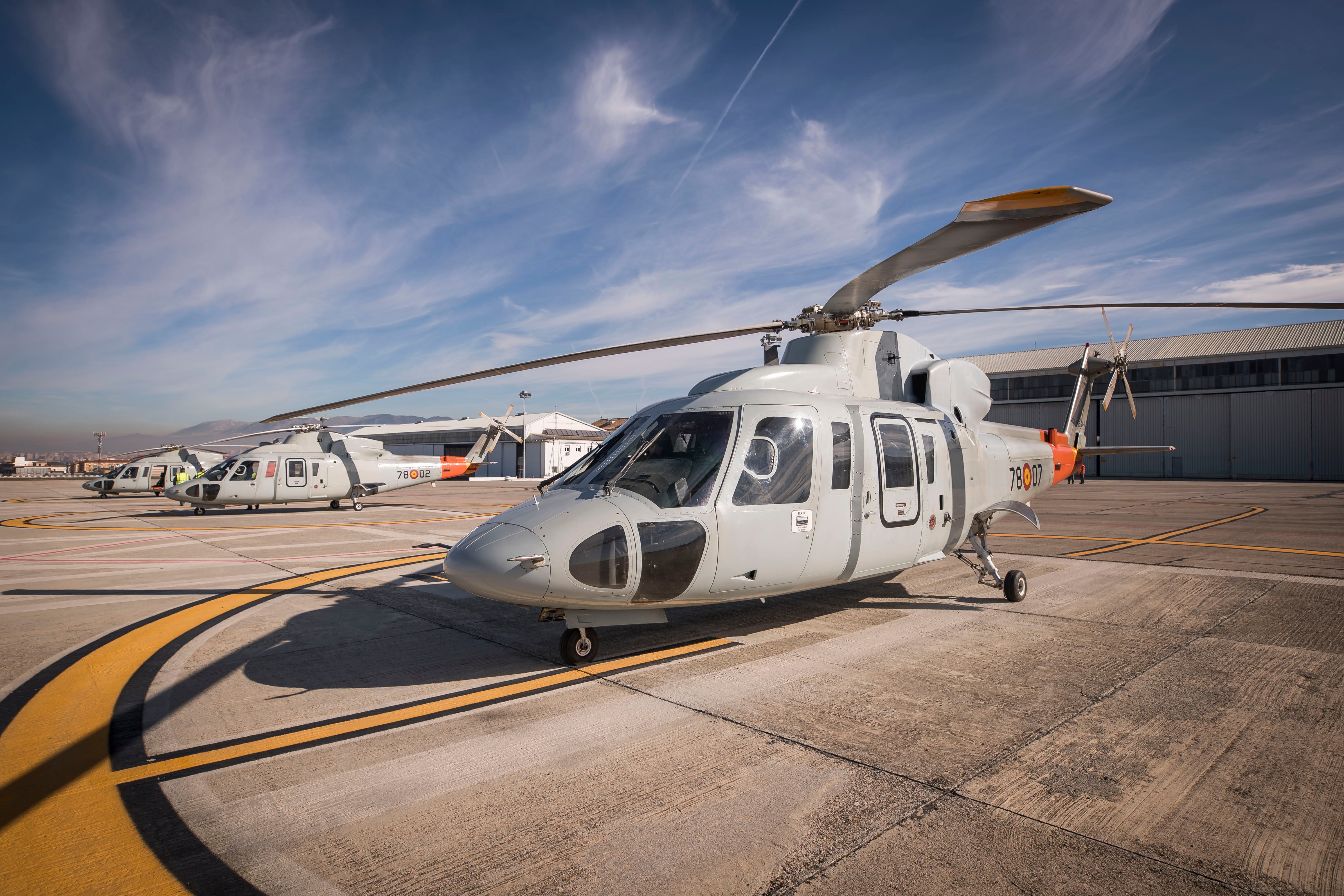 Es crucial volar continuamente para estar preparados ante cualquier contingencia. Dentro, el piloto comprueba que todo los parámetros se cumplan a rajatabla