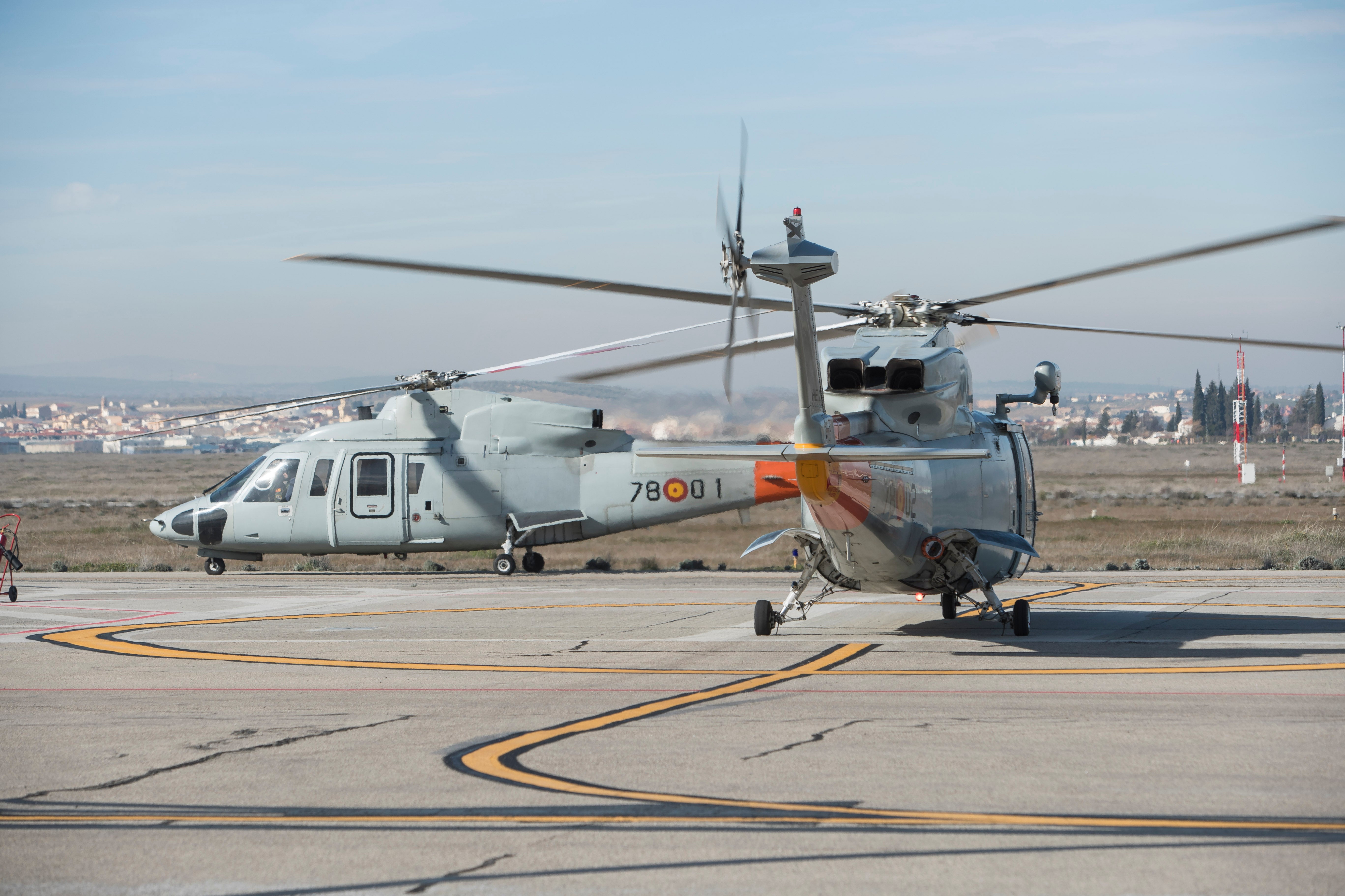 Es crucial volar continuamente para estar preparados ante cualquier contingencia. Dentro, el piloto comprueba que todo los parámetros se cumplan a rajatabla