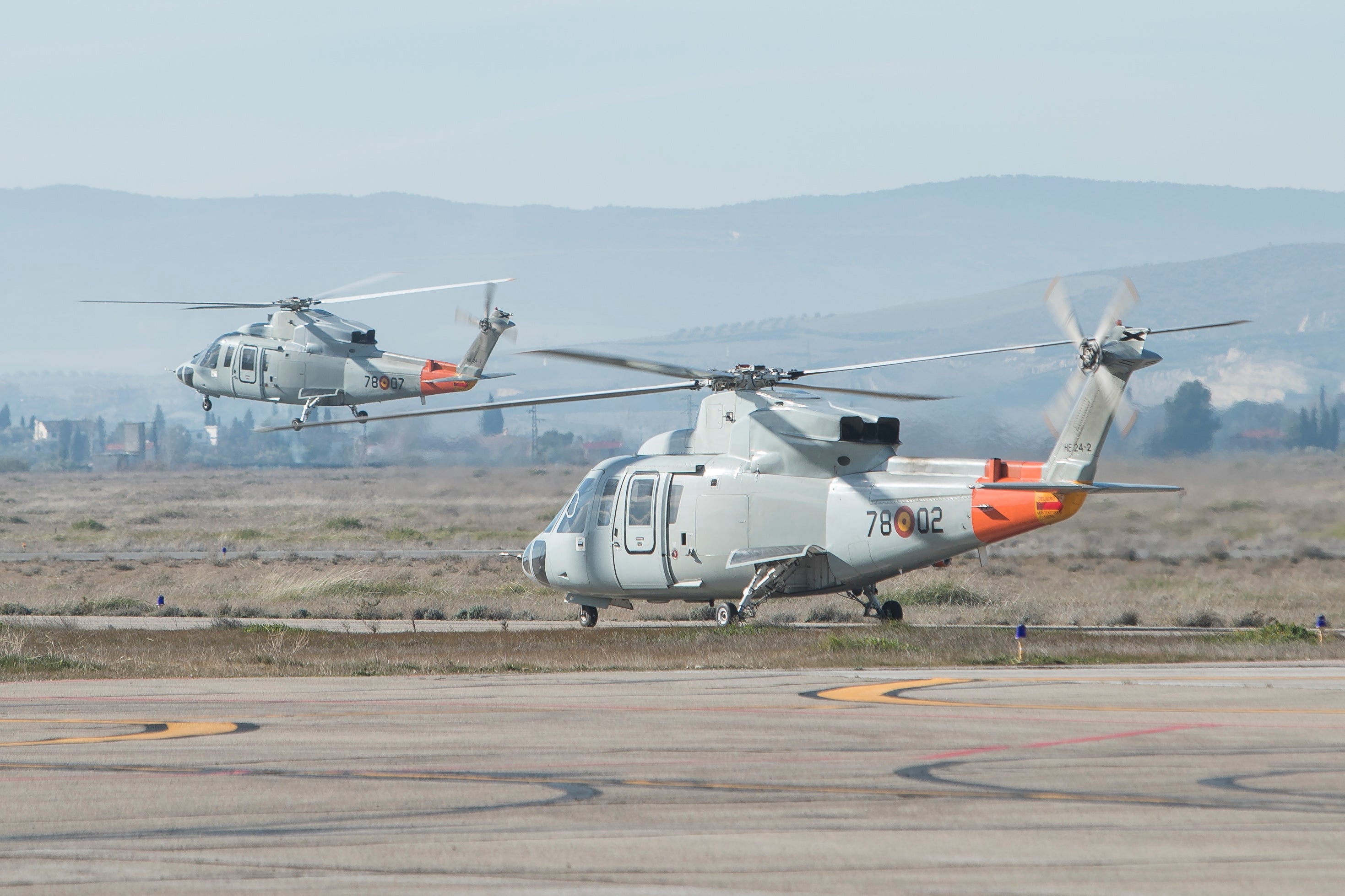 Es crucial volar continuamente para estar preparados ante cualquier contingencia. Dentro, el piloto comprueba que todo los parámetros se cumplan a rajatabla
