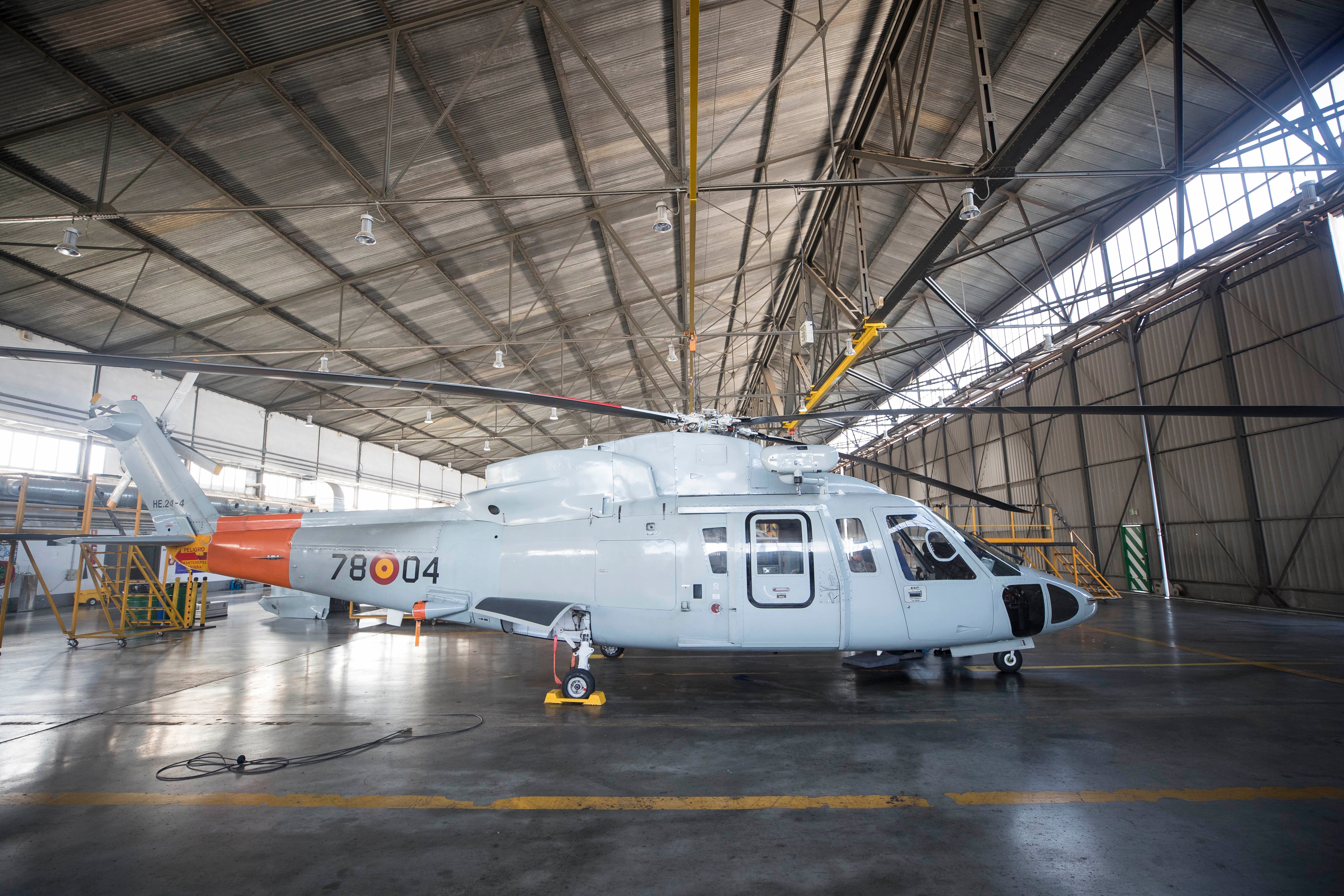 Es crucial volar continuamente para estar preparados ante cualquier contingencia. Dentro, el piloto comprueba que todo los parámetros se cumplan a rajatabla