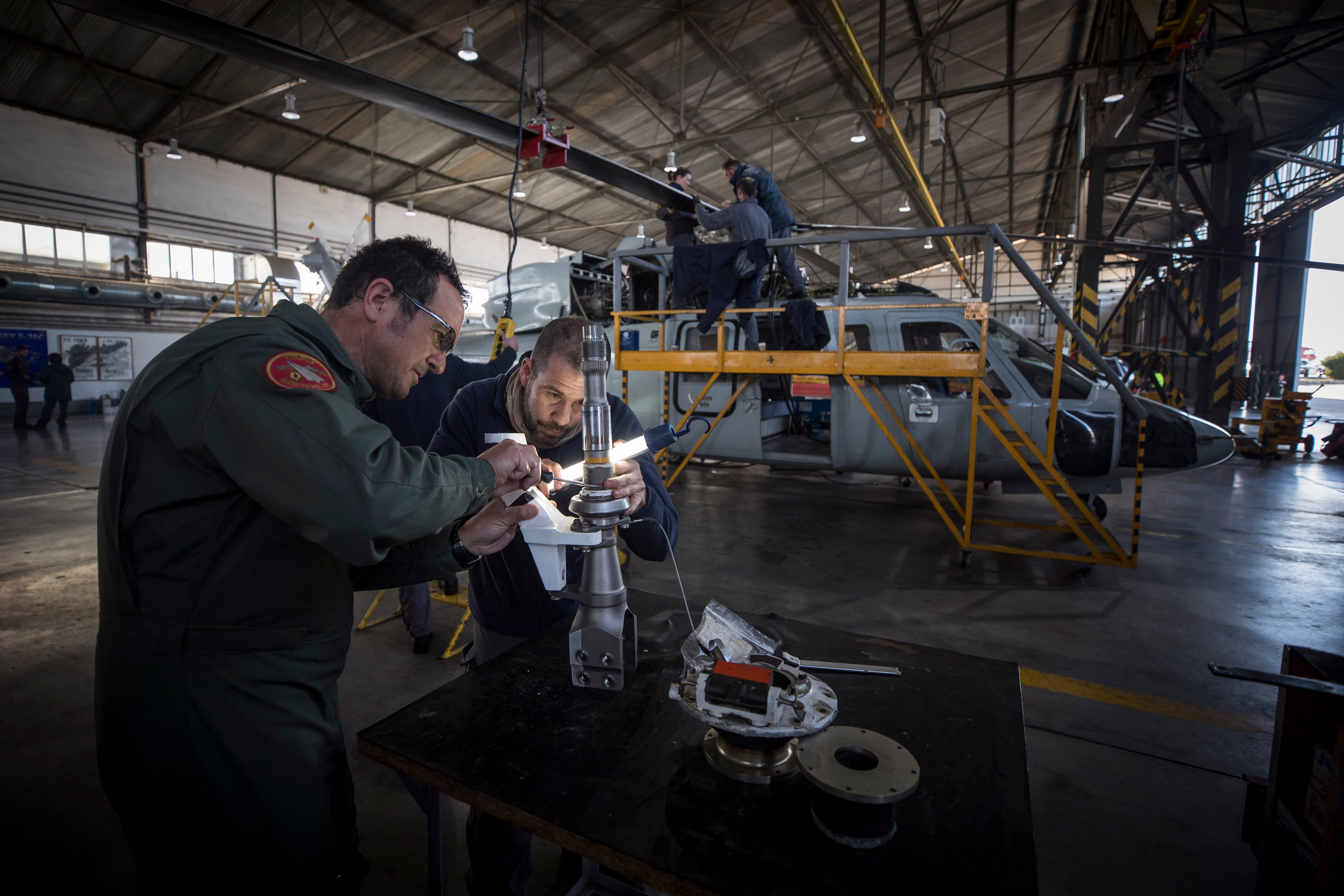 Es crucial volar continuamente para estar preparados ante cualquier contingencia. Dentro, el piloto comprueba que todo los parámetros se cumplan a rajatabla