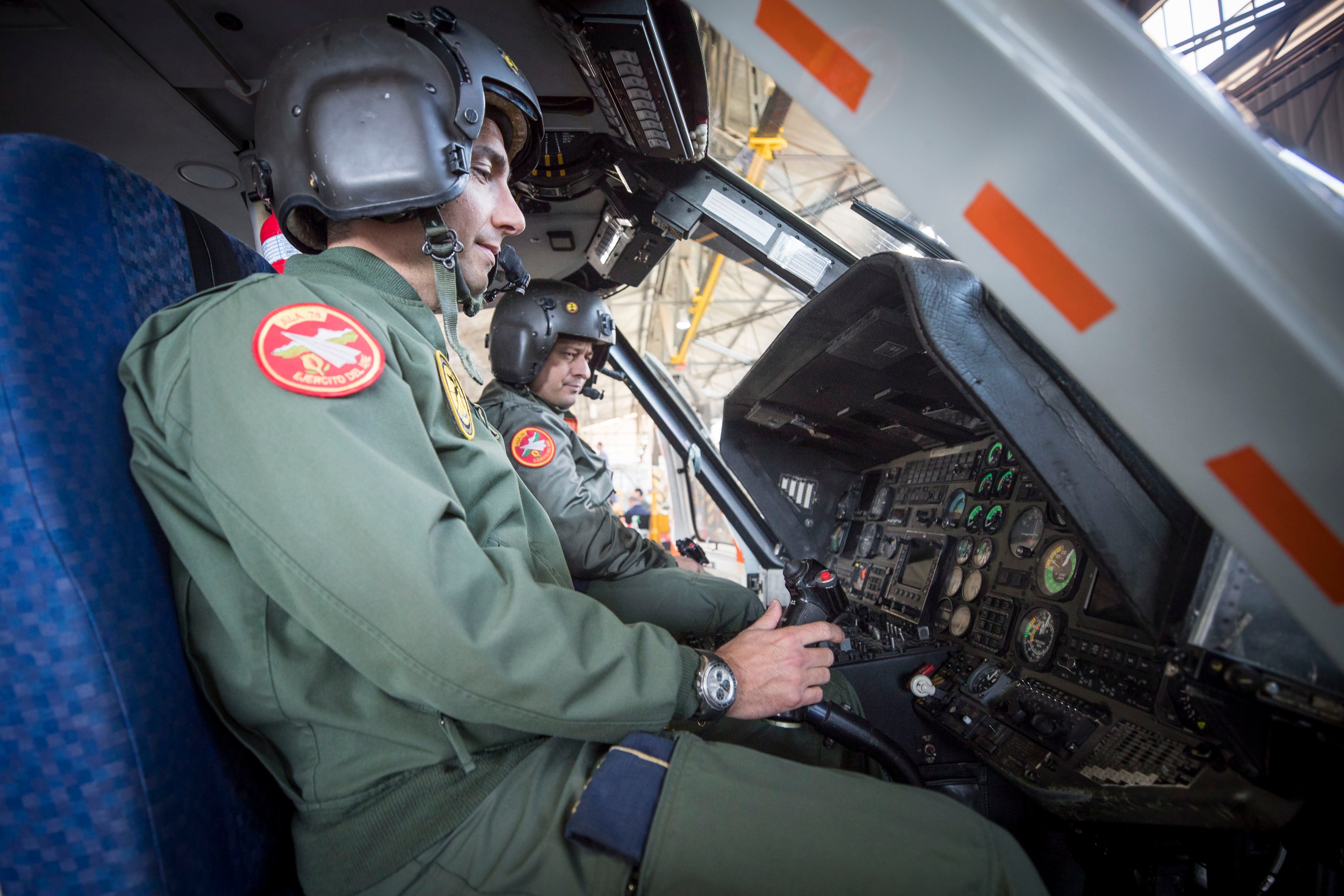 Es crucial volar continuamente para estar preparados ante cualquier contingencia. Dentro, el piloto comprueba que todo los parámetros se cumplan a rajatabla