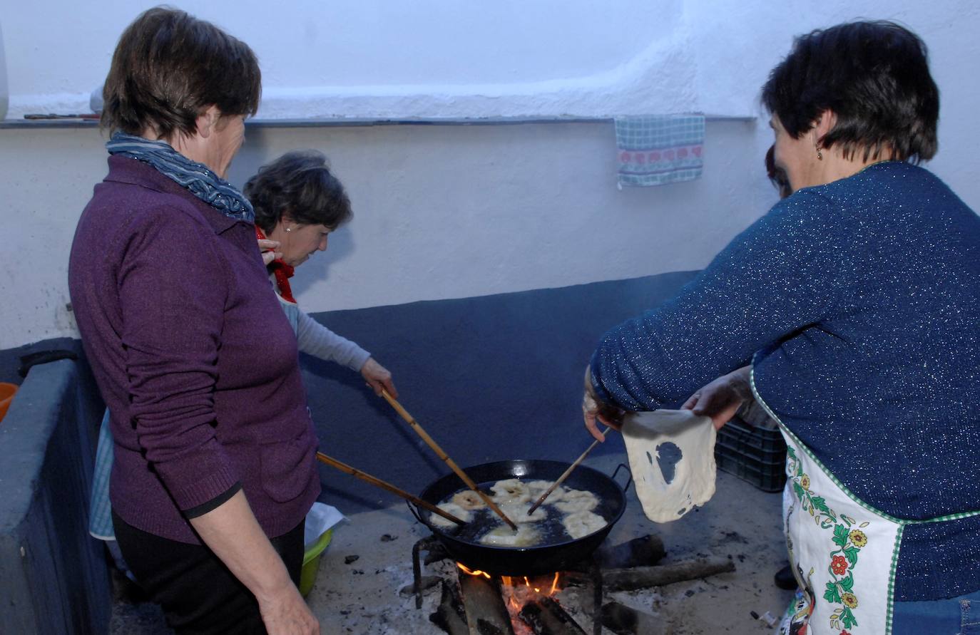 También hubo degustación del plato denominado 'atascaburras' elaborado con pimientos y tomates secos, bacalao y ajos asados, aceite y sal