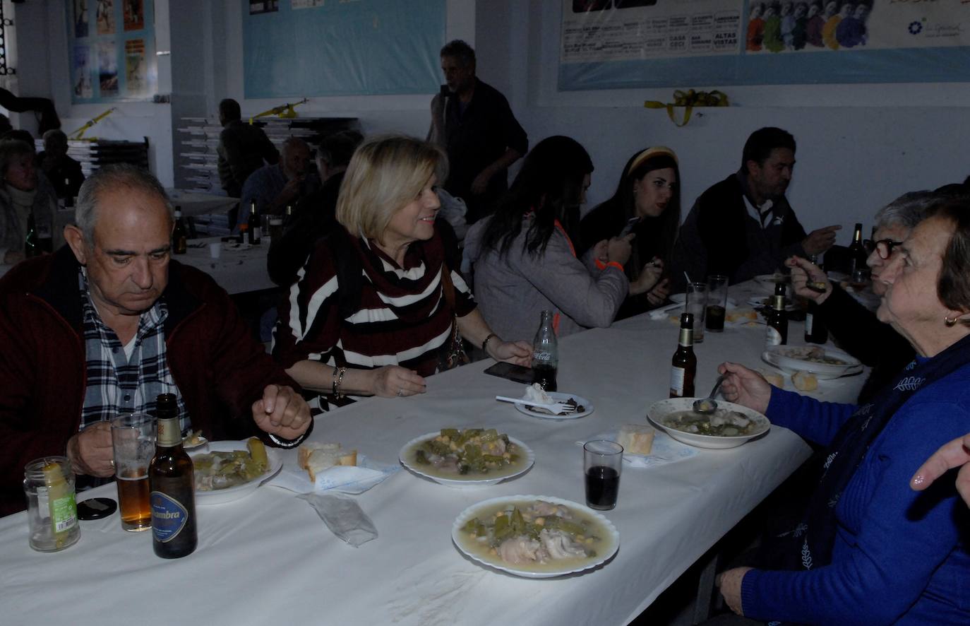También hubo degustación del plato denominado 'atascaburras' elaborado con pimientos y tomates secos, bacalao y ajos asados, aceite y sal