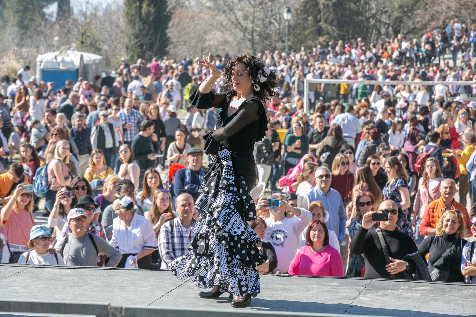 La ciudad festeja a su patrón entre salaíllas, habas y buen tiempo