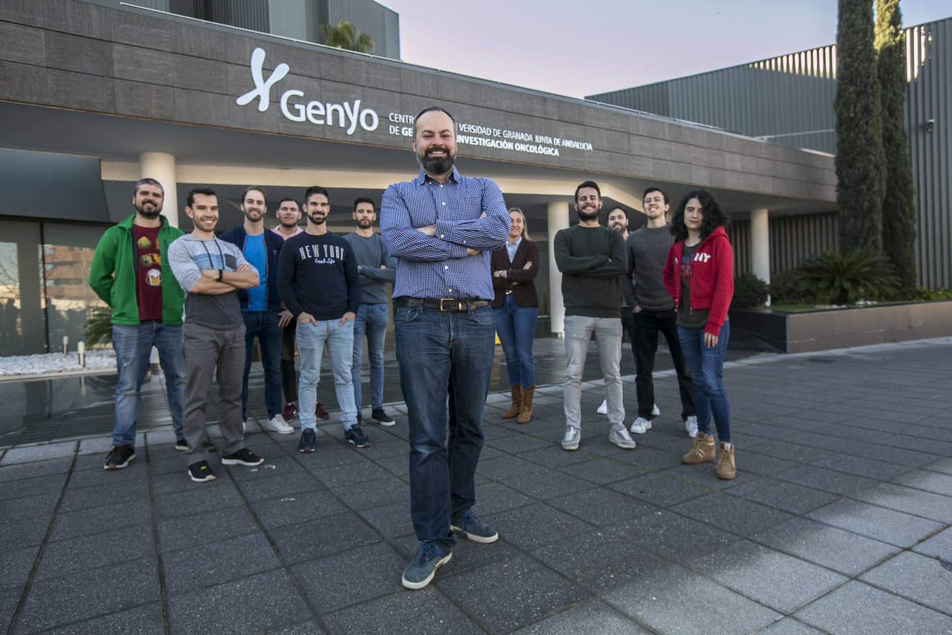 Pedro Medina, con los investigadores de su grupo, en Genyo este lunes.