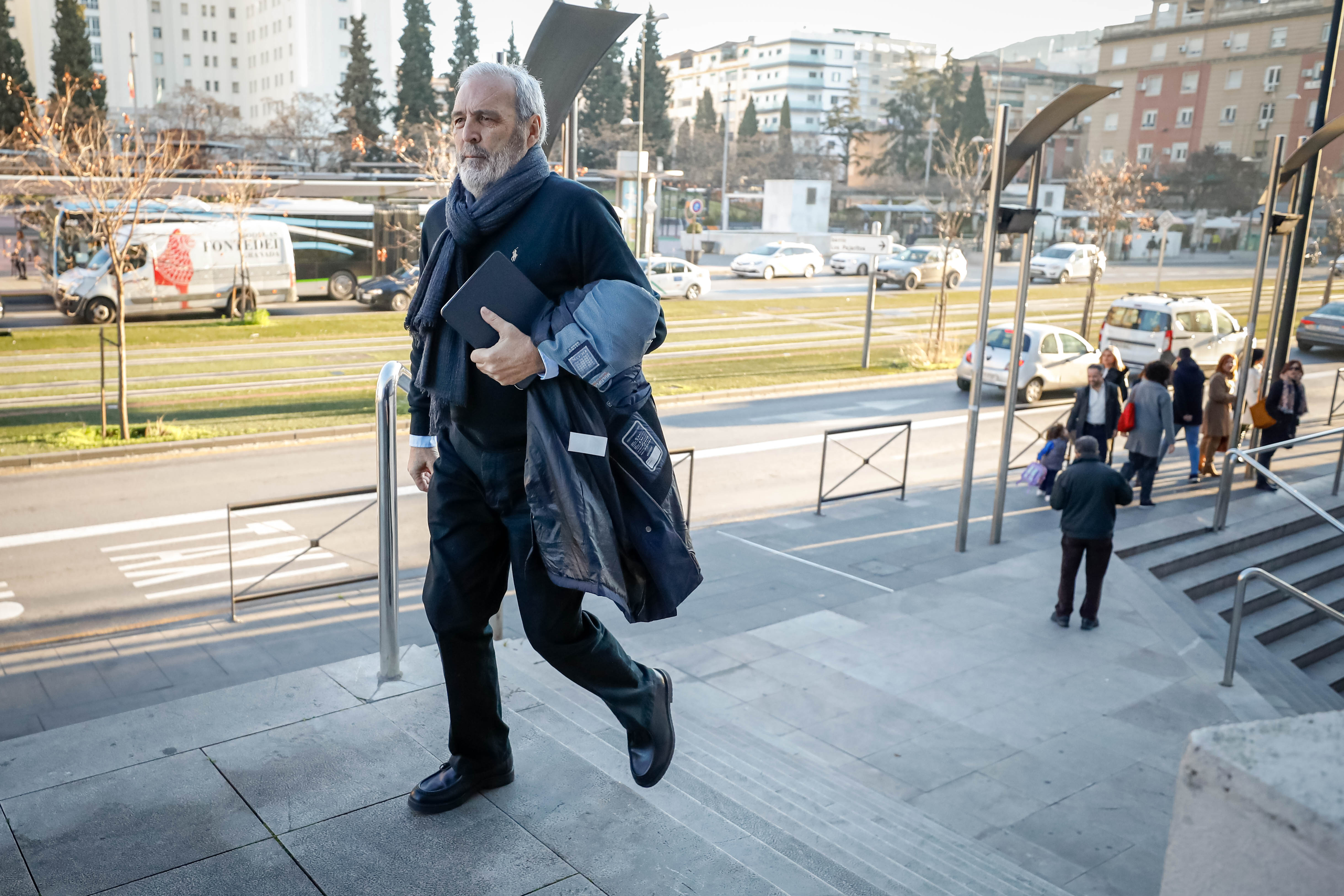 José Torres Hurtado, junto a varios de los concejales de su etapa en el gobierno municipal, a su llegada a La Caleta