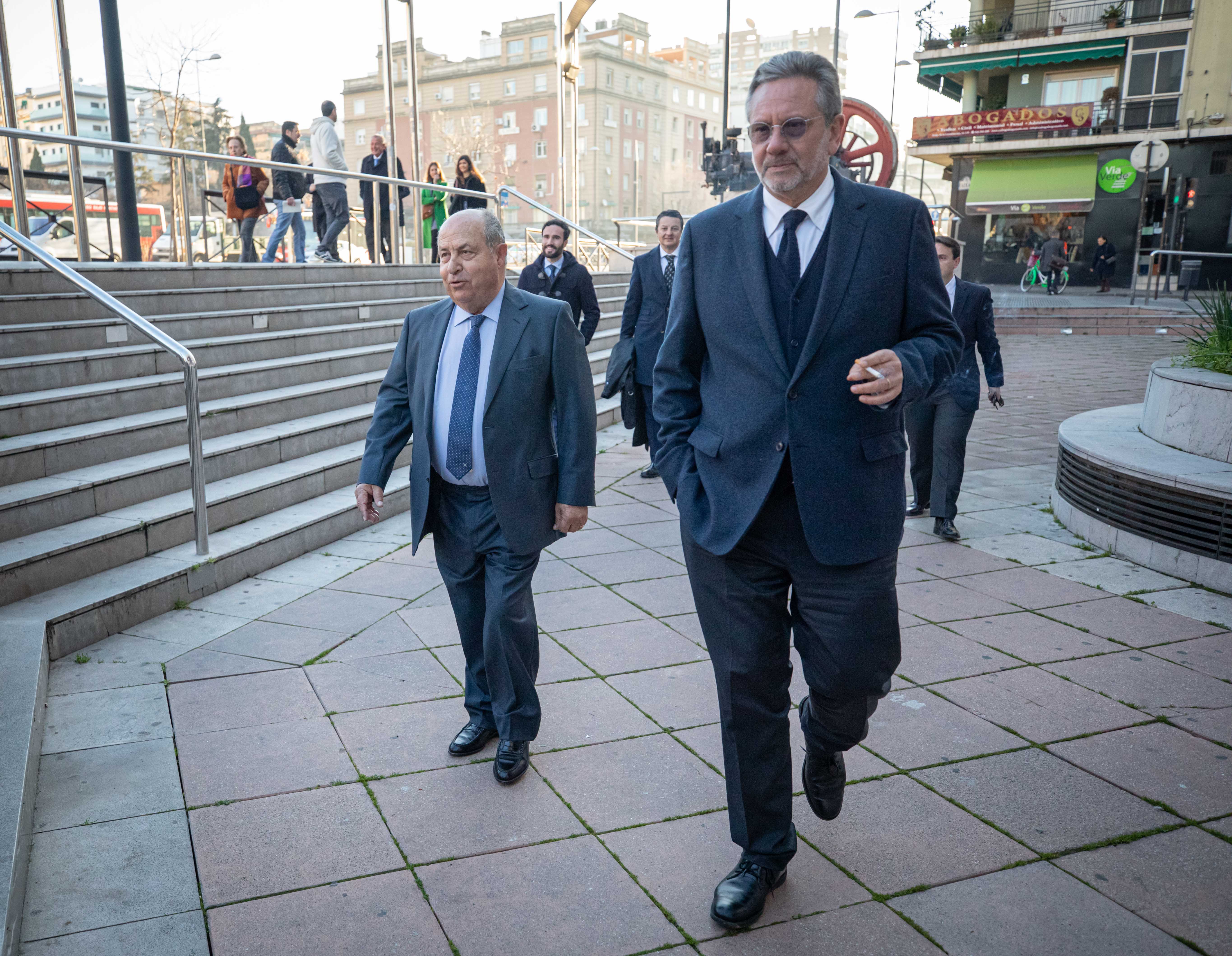 José Torres Hurtado, junto a varios de los concejales de su etapa en el gobierno municipal, a su llegada a La Caleta