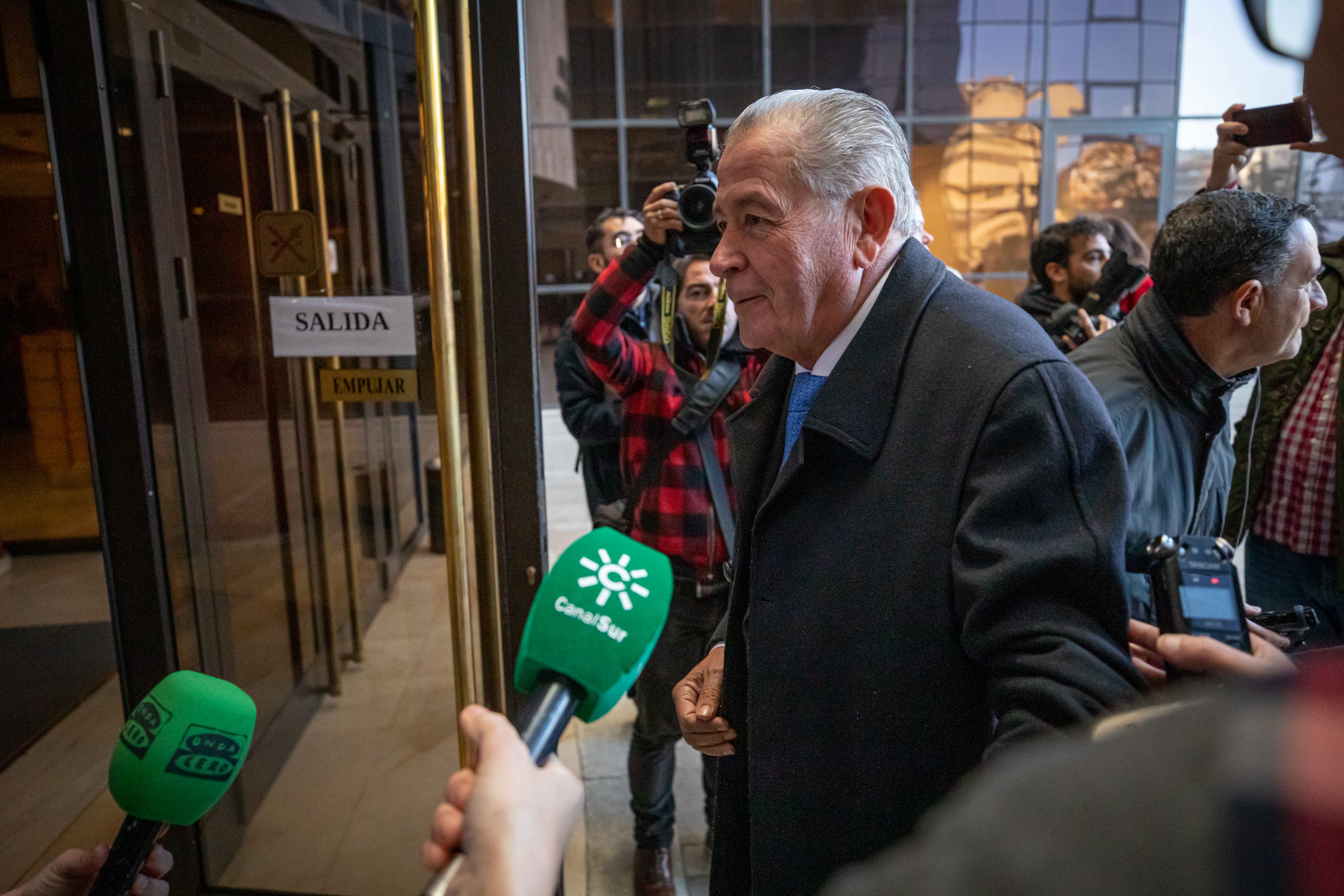 José Torres Hurtado, junto a varios de los concejales de su etapa en el gobierno municipal, a su llegada a La Caleta