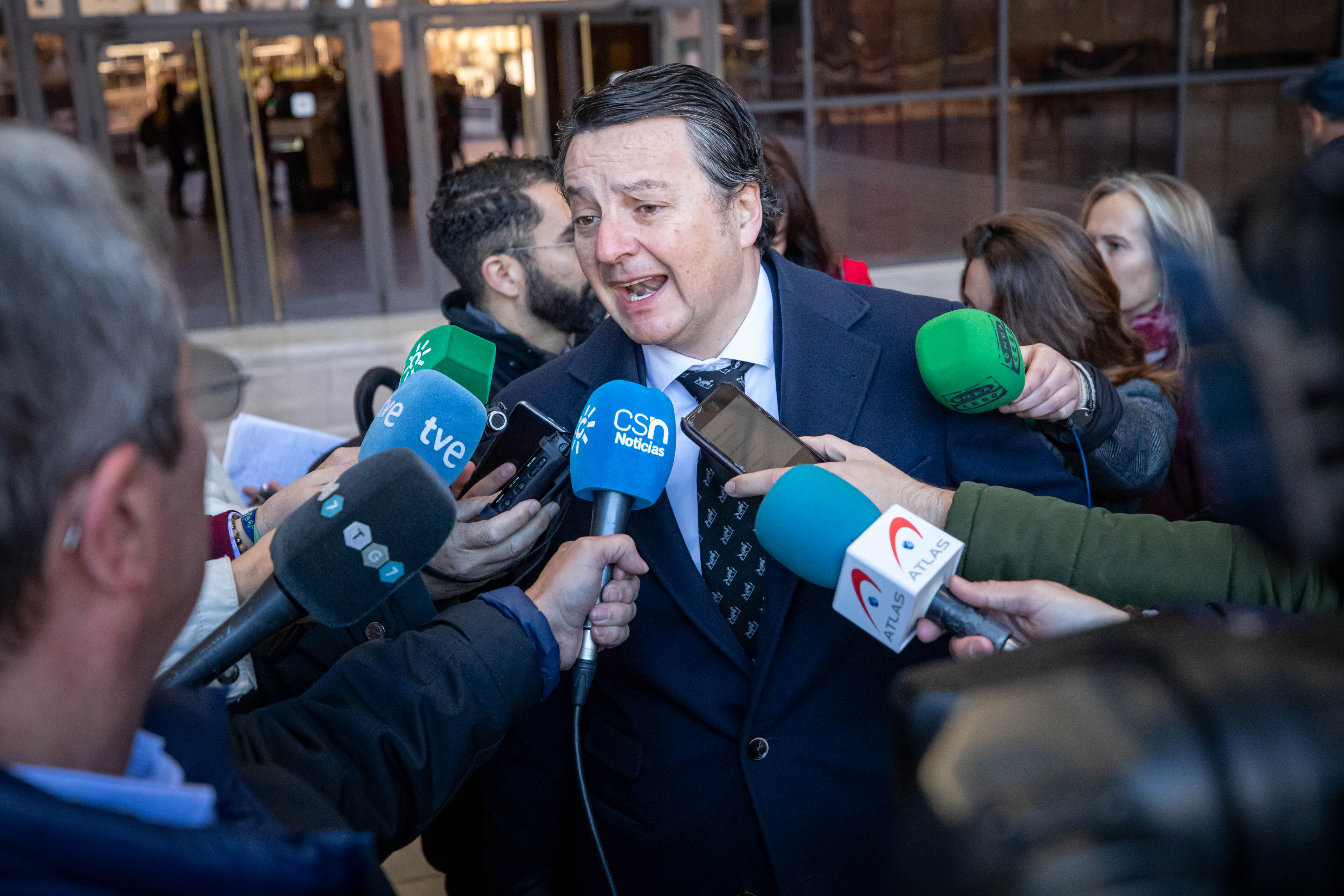 José Torres Hurtado, junto a varios de los concejales de su etapa en el gobierno municipal, a su llegada a La Caleta