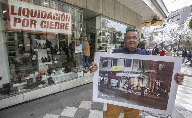 Ángel Rodríguez, propietario de Roselli, a las puertas de su negocio