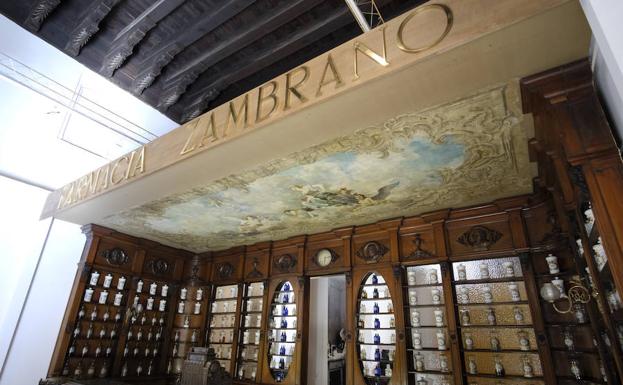 El interior de la farmacia Zambrano restaurado por la UGR