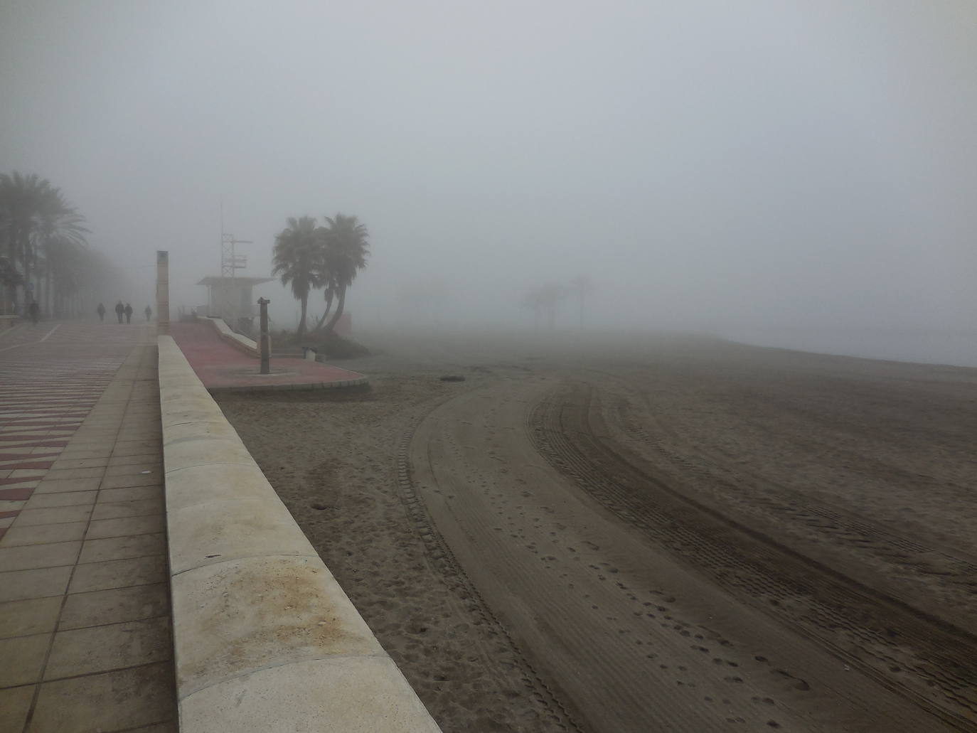 La niebla ha convertido a Almería en una ciudad fantasma y húmeda y ha dejado algunas imágenes como las proporcionadas por Rocío García Muñoz, espectaculares. 