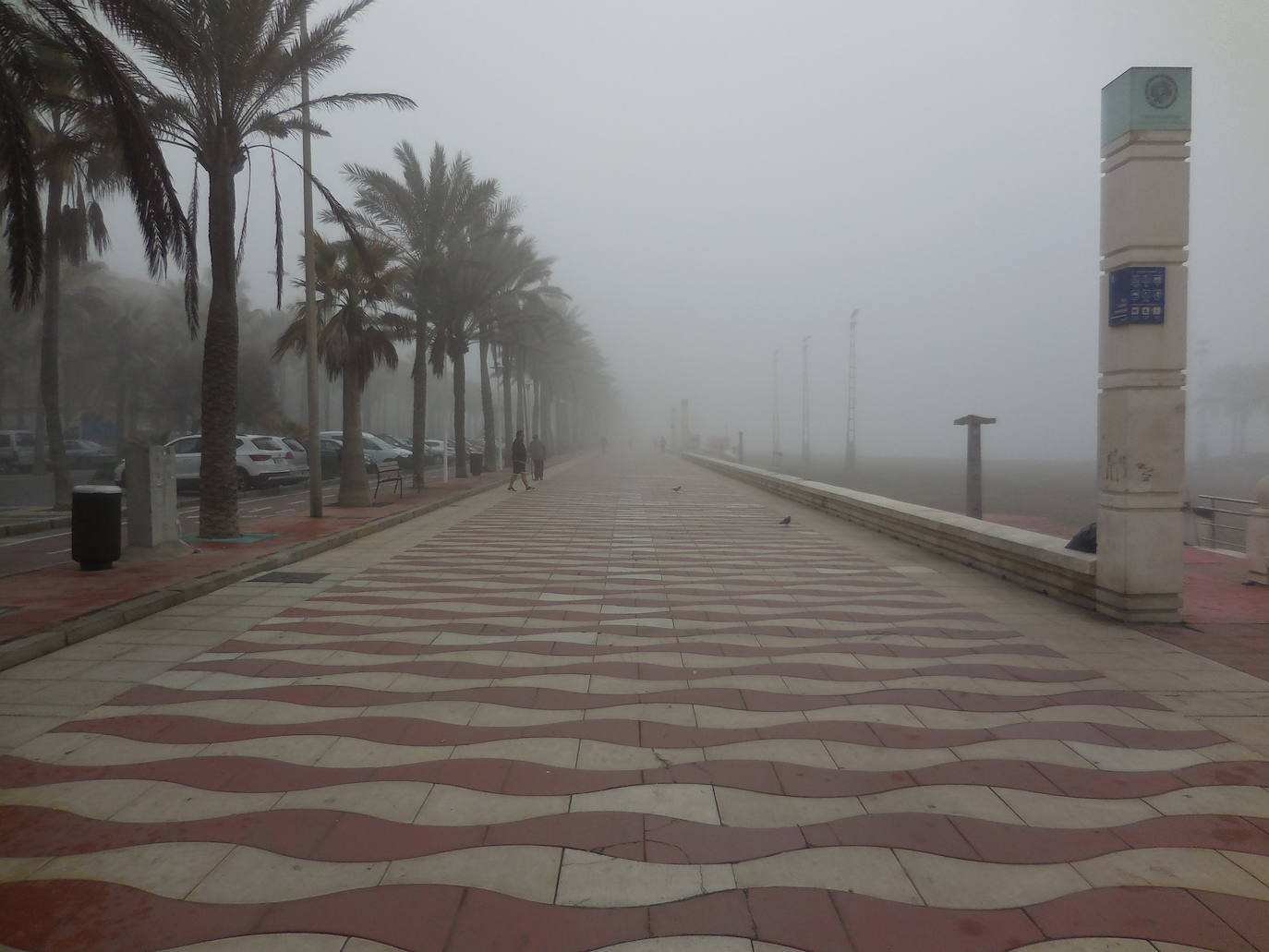 La niebla ha convertido a Almería en una ciudad fantasma y húmeda y ha dejado algunas imágenes como las proporcionadas por Rocío García Muñoz, espectaculares. 