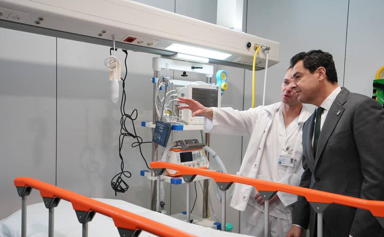 El presidente de la Junta de Andalucía, Juanma Moreno, ayer junto a un profesional del Hospital de Cazorla.