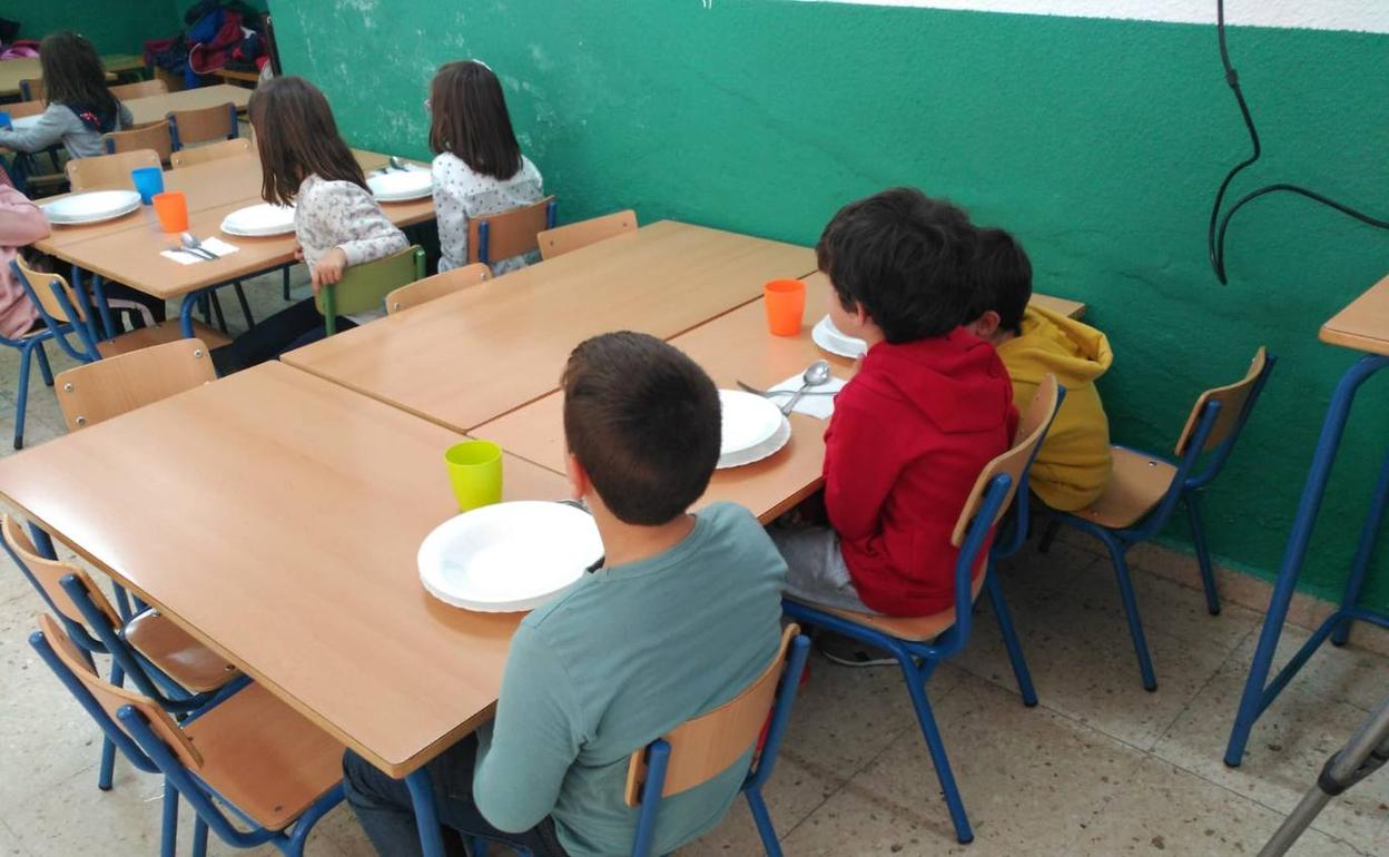 Niños en el comedor del Colegio TUCCI de Martos. 