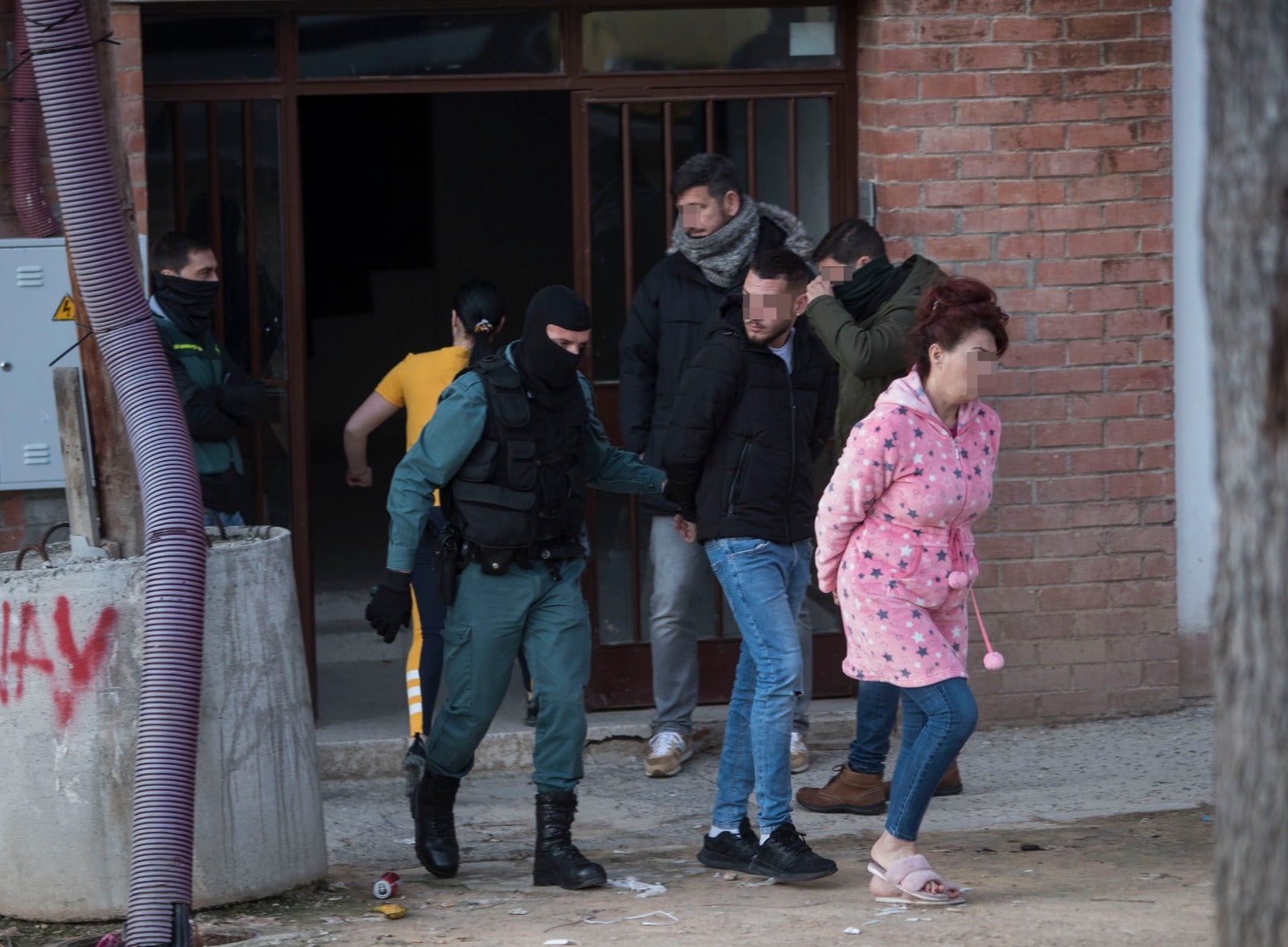 La Guardia Civil se lleva a varios detenidos en Pinos Puente