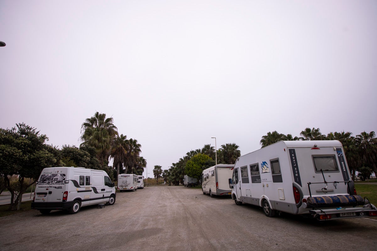 El Ayuntamiento confía en que antes de Semana Santa se ponga en marcha esta nueva regulación con la que se evitará que estos vehículos estacionen de forma casi permanente en el litoral motrileño