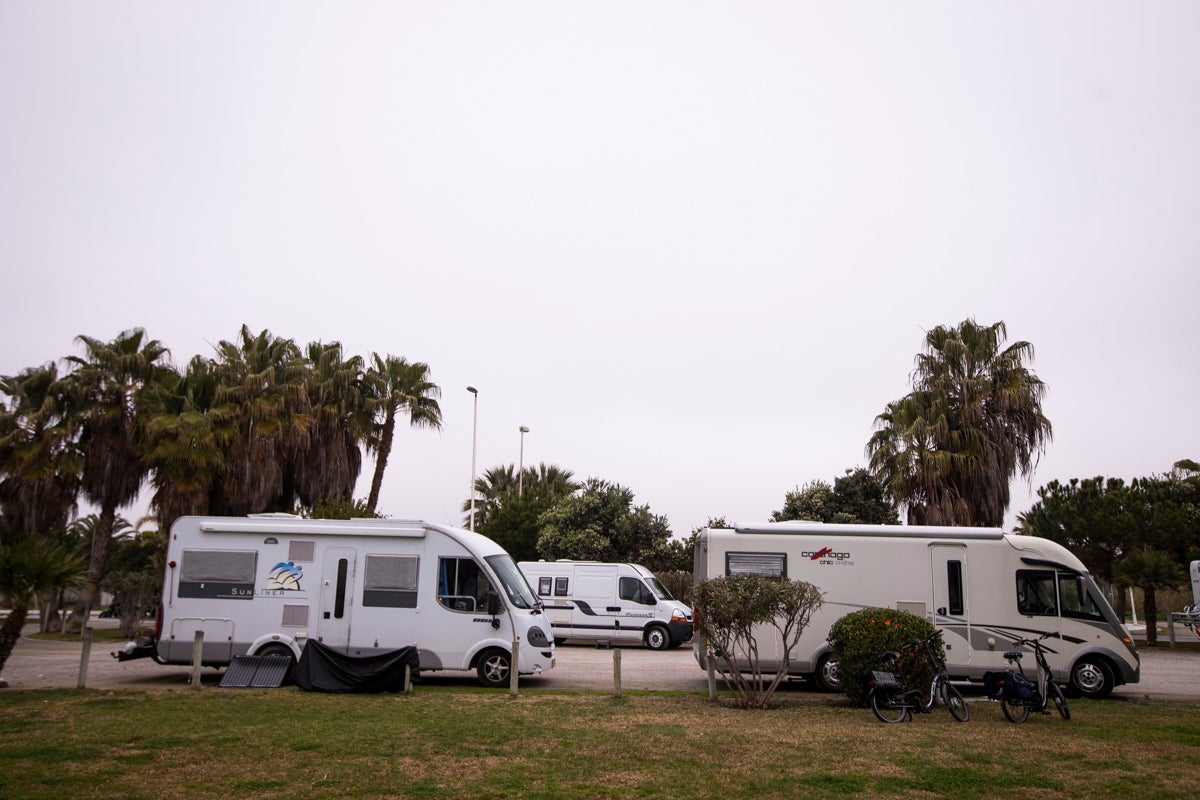 El Ayuntamiento confía en que antes de Semana Santa se ponga en marcha esta nueva regulación con la que se evitará que estos vehículos estacionen de forma casi permanente en el litoral motrileño