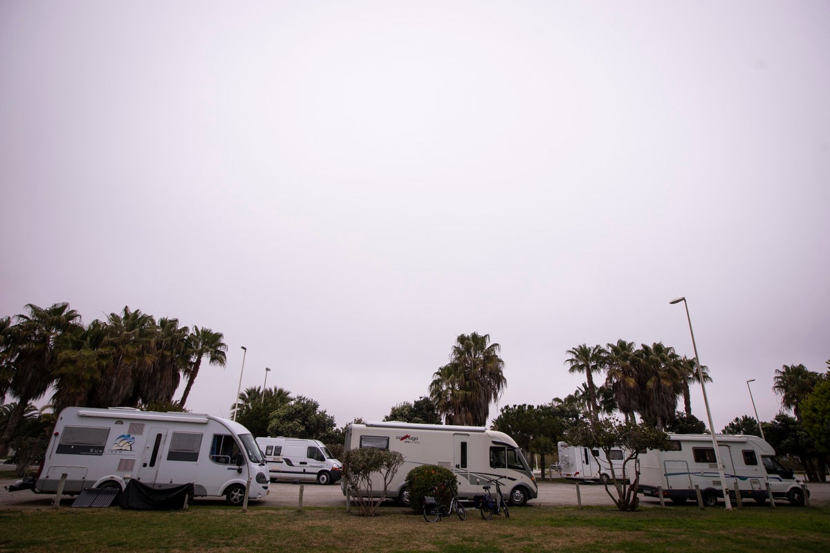 El Ayuntamiento confía en que antes de Semana Santa se ponga en marcha esta nueva regulación con la que se evitará que estos vehículos estacionen de forma casi permanente en el litoral motrileño