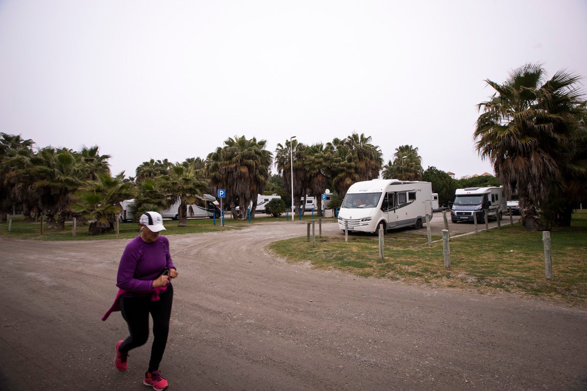 El Ayuntamiento confía en que antes de Semana Santa se ponga en marcha esta nueva regulación con la que se evitará que estos vehículos estacionen de forma casi permanente en el litoral motrileño